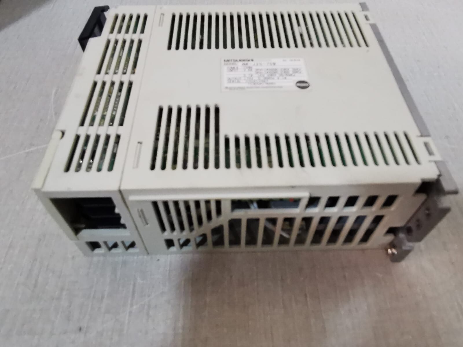 Mitsubishi MR-J2S-70B MITSUBISHI MR-J2S-70B AC SERVO MOTOR 750W WITH DAMAGED COVER 4