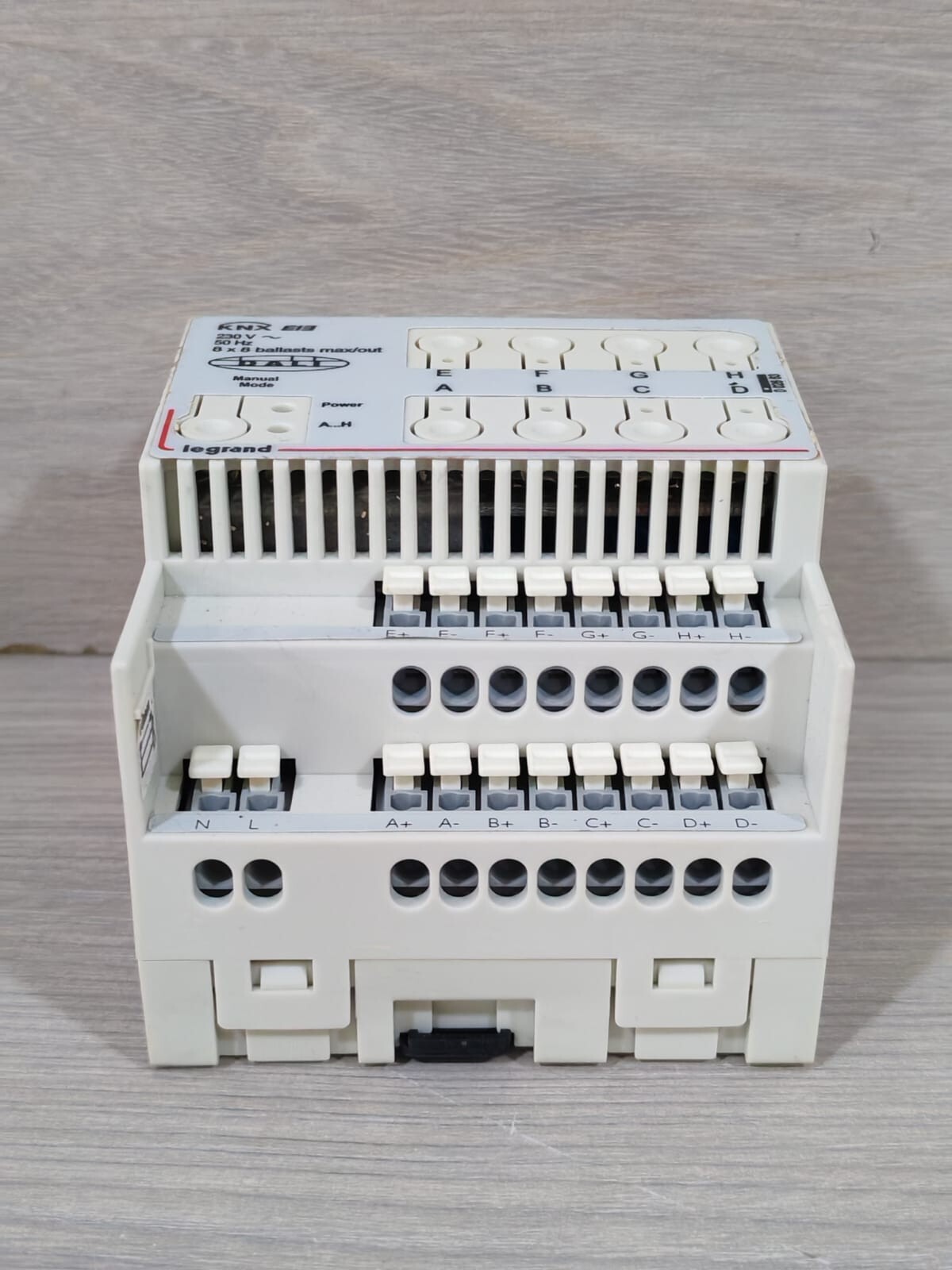 Legrand 0 026 63 Legrand 0 026 63 INTERFACE MODULE 230V 50Hz 8X8 BALLASTS 9