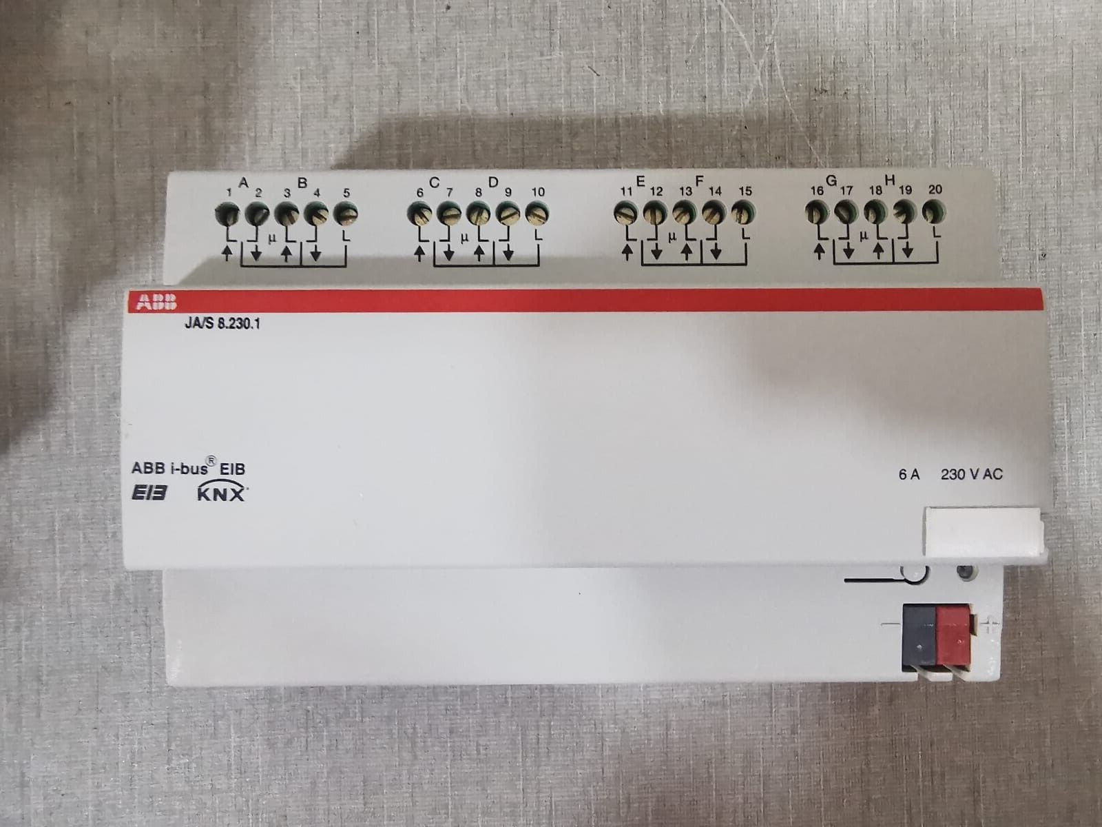 ABB GH Q631 0063 R0111 ABB JA/S 8.230.1 GH Q631 0063 R0111 SHUTTER ACTUATOR 230VAC 2