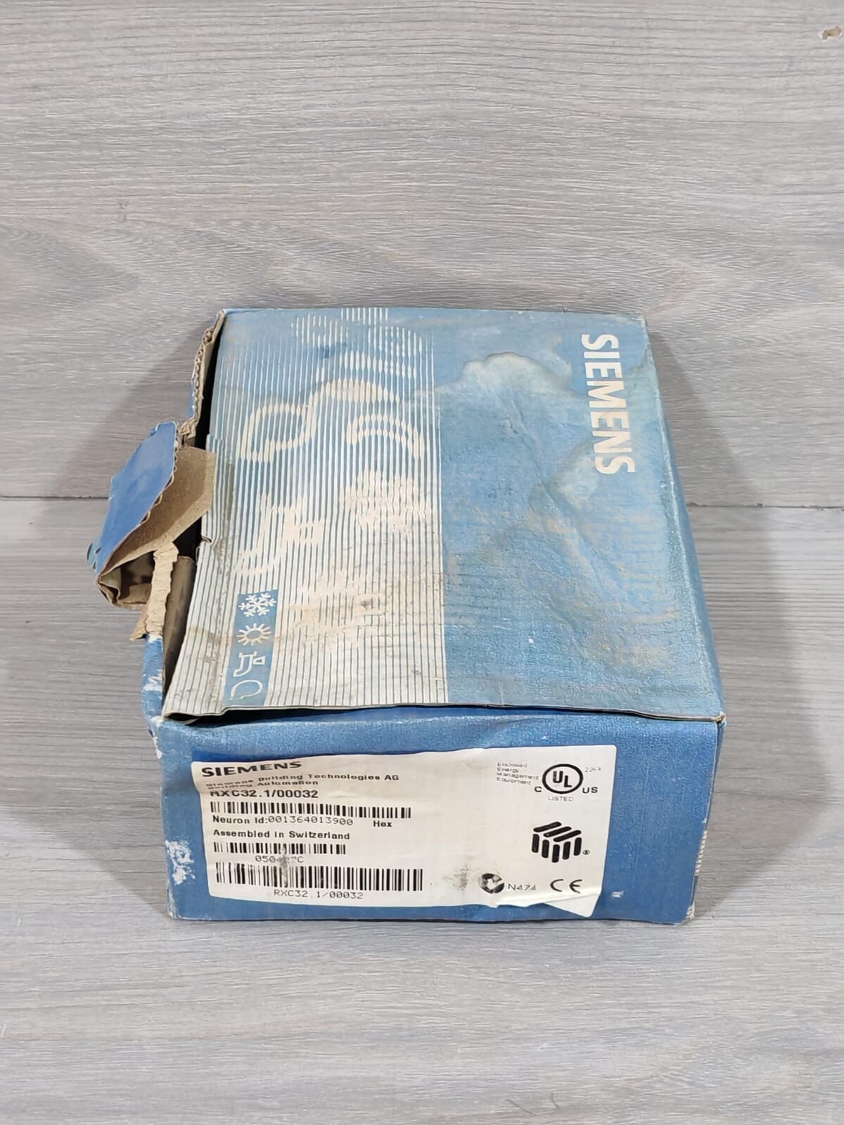 Siemens RX32.1/00032 Siemens RXC32.1 Room Controller RX32.1/00032 24V 50/60Hz- WITH FILTHY BOX 10