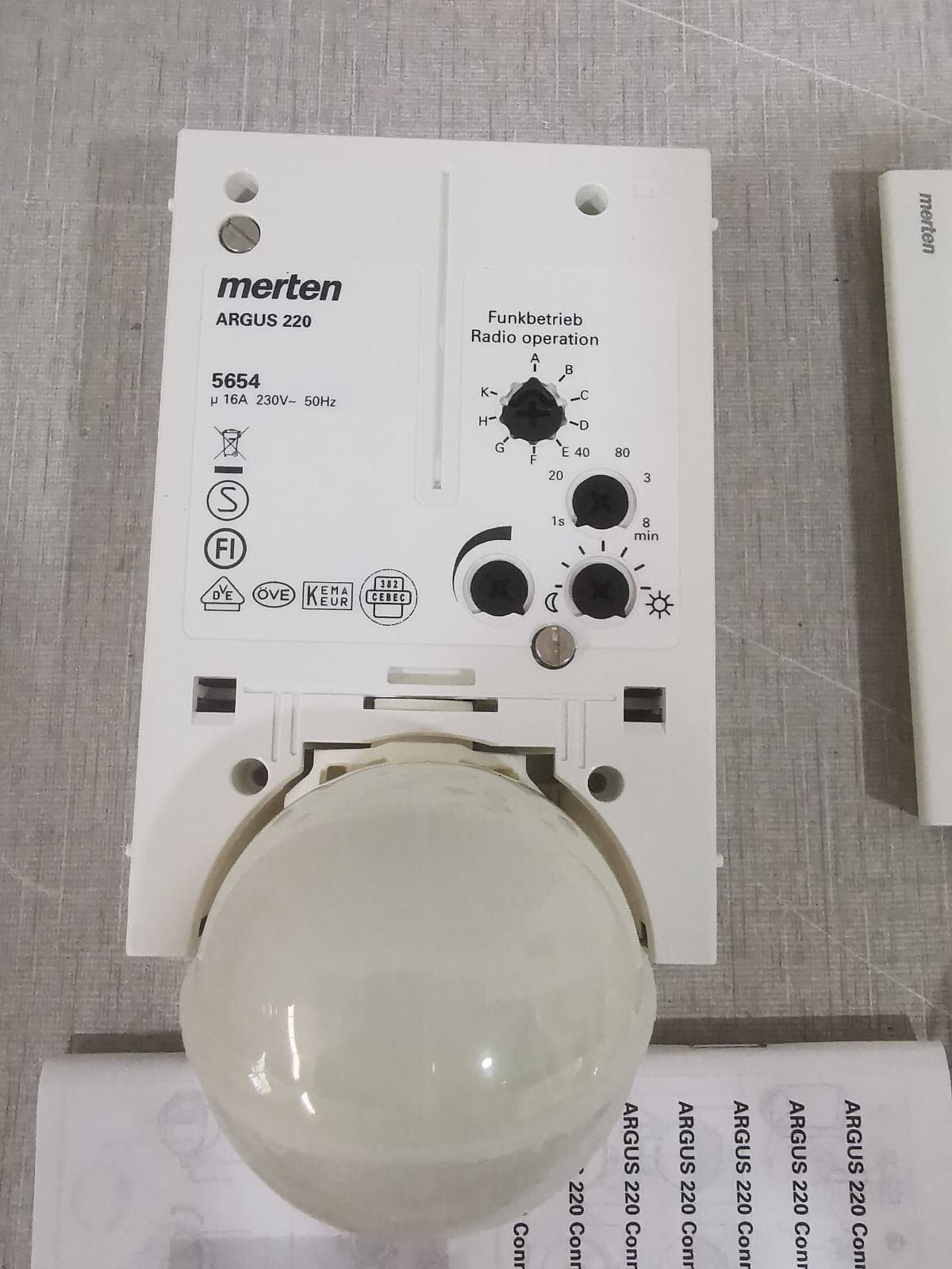 MERTEN 565419 MERTEN 565419 ARGUS 220 MOTION DETECTOR 16A 230V-50Hz 2