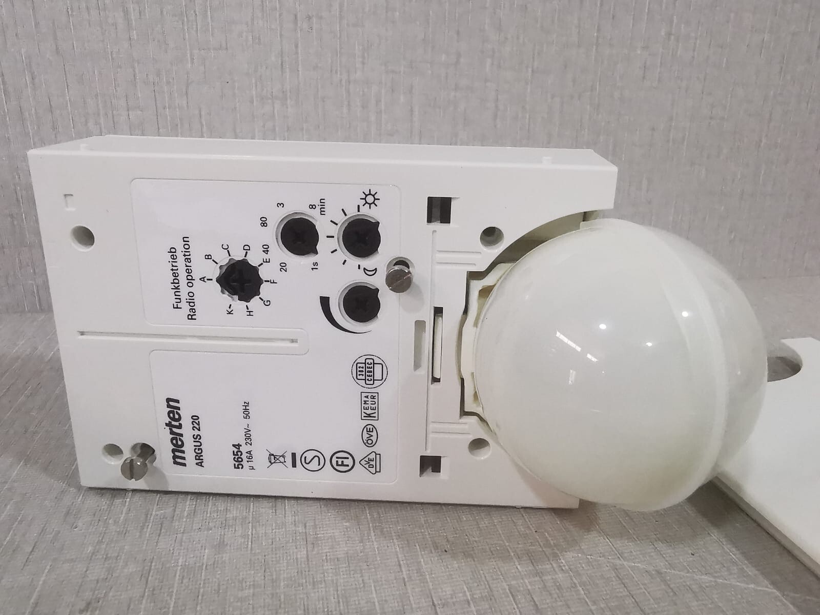 MERTEN 565419 MERTEN 565419 ARGUS 220 MOTION DETECTOR 16A 230V-50Hz 4