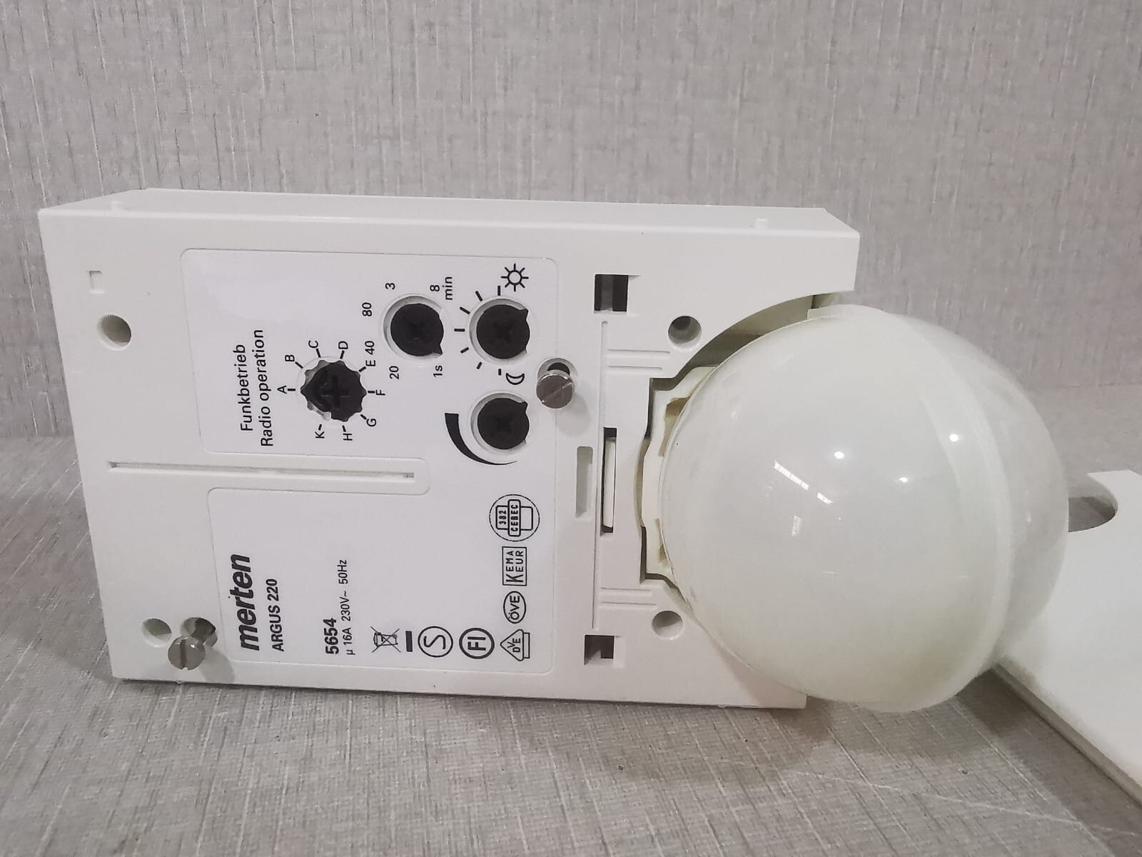 MERTEN 565419 MERTEN 565419 ARGUS 220 MOTION DETECTOR 16A 230V-50Hz 6