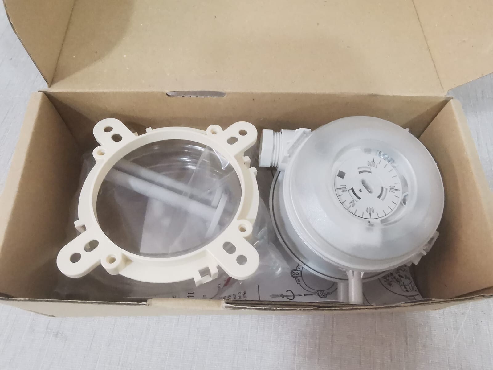 Schneider Electric SPD910-1000PA Schneider Electric 004701080 SPD910-1000Pa Switch Press Air 10