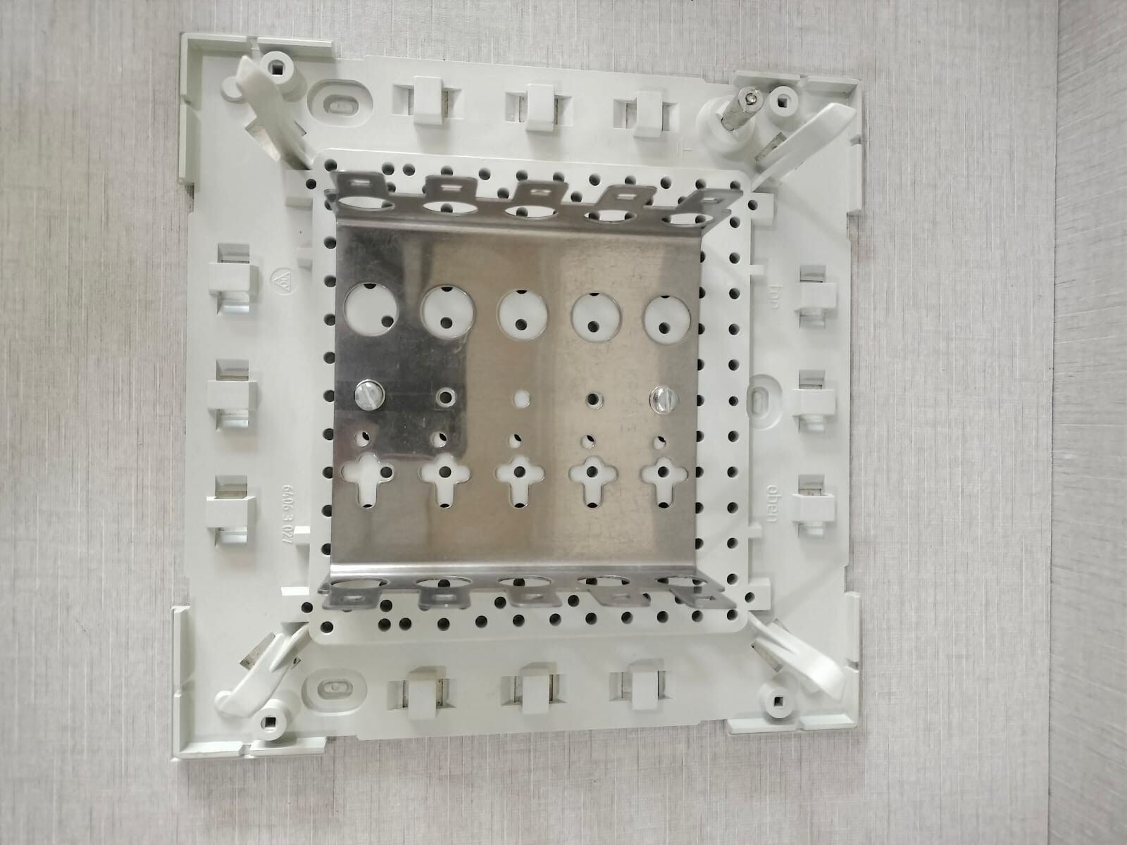 ADC 6436-1-013-20D ADC KRONECTION BOX SIZE II WITH BMF 5 WAY P/N: 6436 1 013-20D 5
