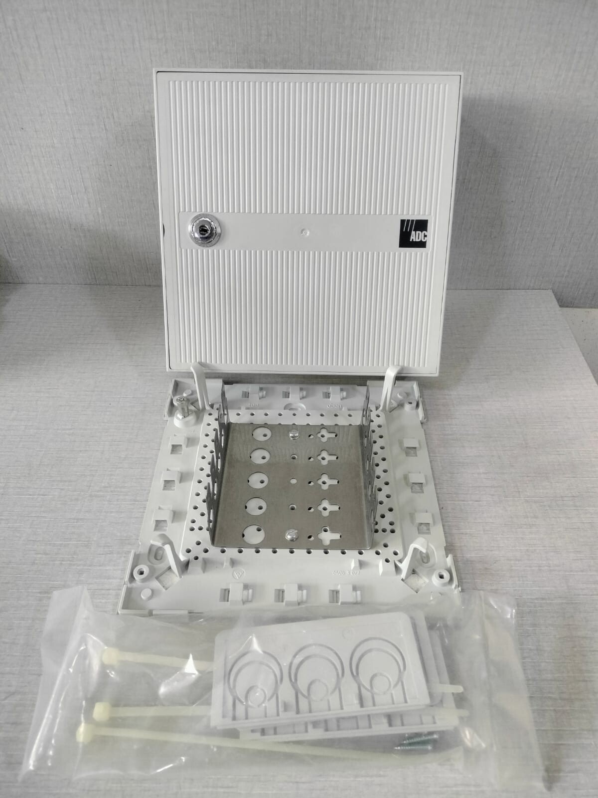 ADC KRONECTION BOX SIZE II WITH BMF 5 WAY P/N: 6436 1 013-20D