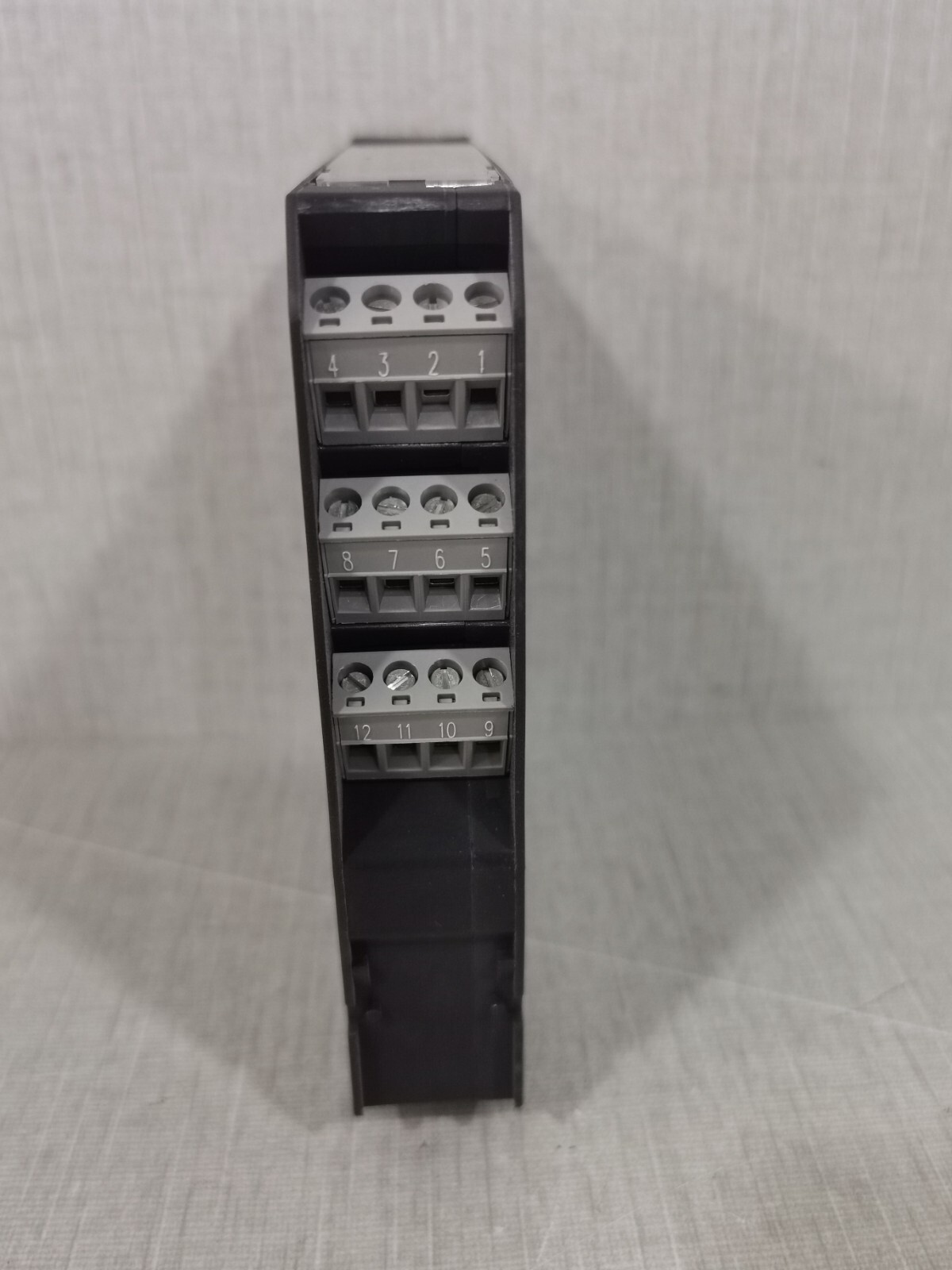 GM INTERNATIONAL D5202S SIL GM INTERNATIONAL D5202S SIL 24VDC POWER DISTRIBUTION 4