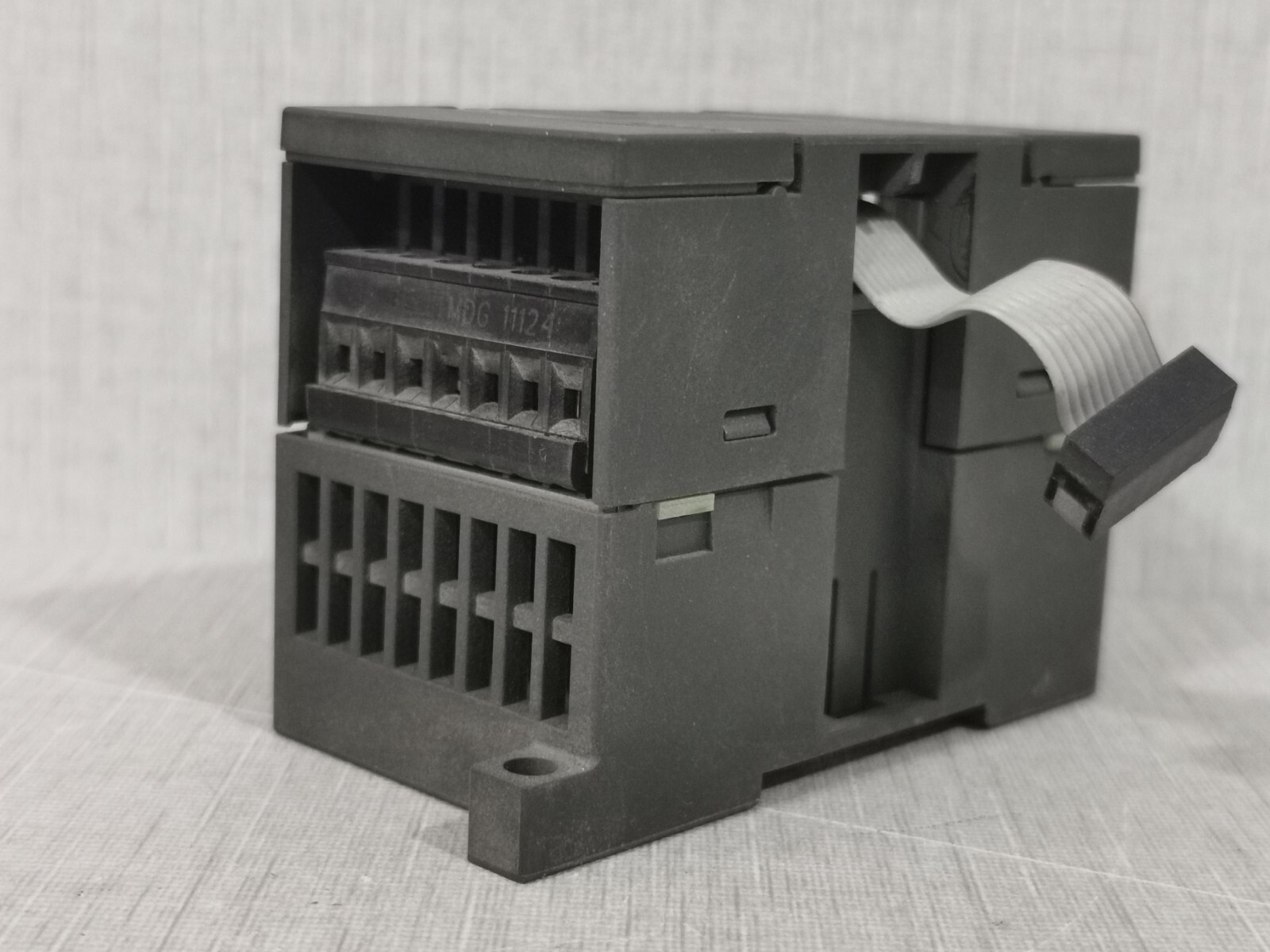 Siemens 222-1BF22-0XA8 SIEMENS 222-1BF22-0XA8 Module EM 222 CN DO 8X24VDC 21-28V 0.75A 4