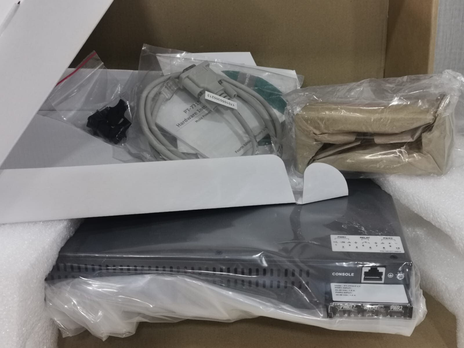 Moxa PT-7710-F-LV MOXA PT-7710-F-LV REV.1.2.1 MODULAR SWITCH 9