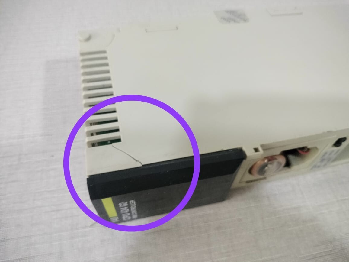 Schneider Electric 140 CPU 424 02 Schneider TSX Quantum 140 CPU 424 02 Quantum Controller -W/O COVER & BROKEN CASE 3