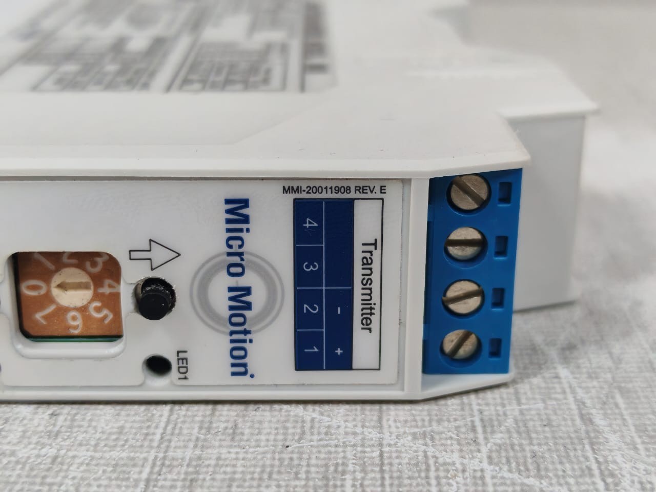 Micro Motion 505 MMI-20011908 REV.E Micro Motion Adapter Barrier Model 505 MMI-20011908 REV.E 2