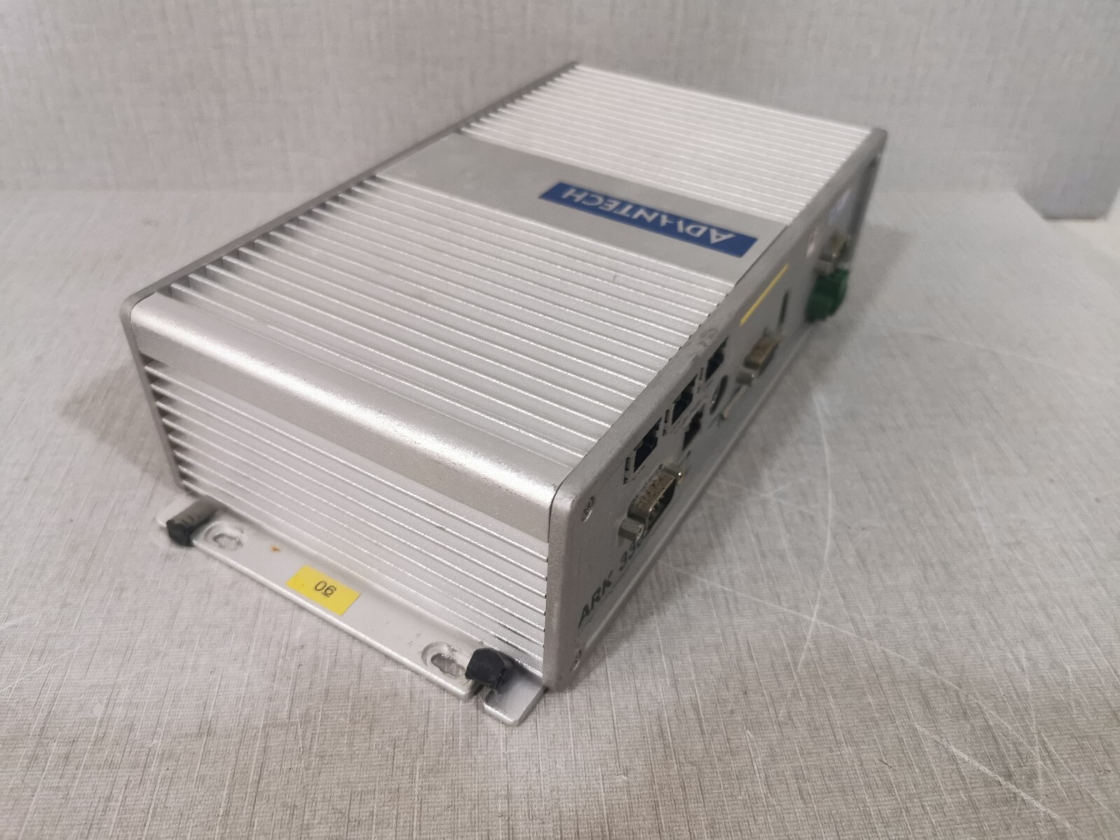 Advantech ARK 3382 ADVANTECH ARK 3382 COMPACT SYSTEM 12-24VDC 5