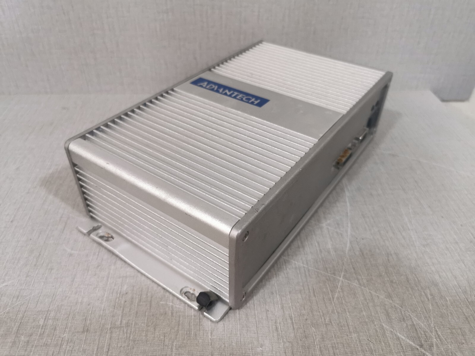 Advantech ARK 3382 ADVANTECH ARK 3382 COMPACT SYSTEM 12-24VDC 6