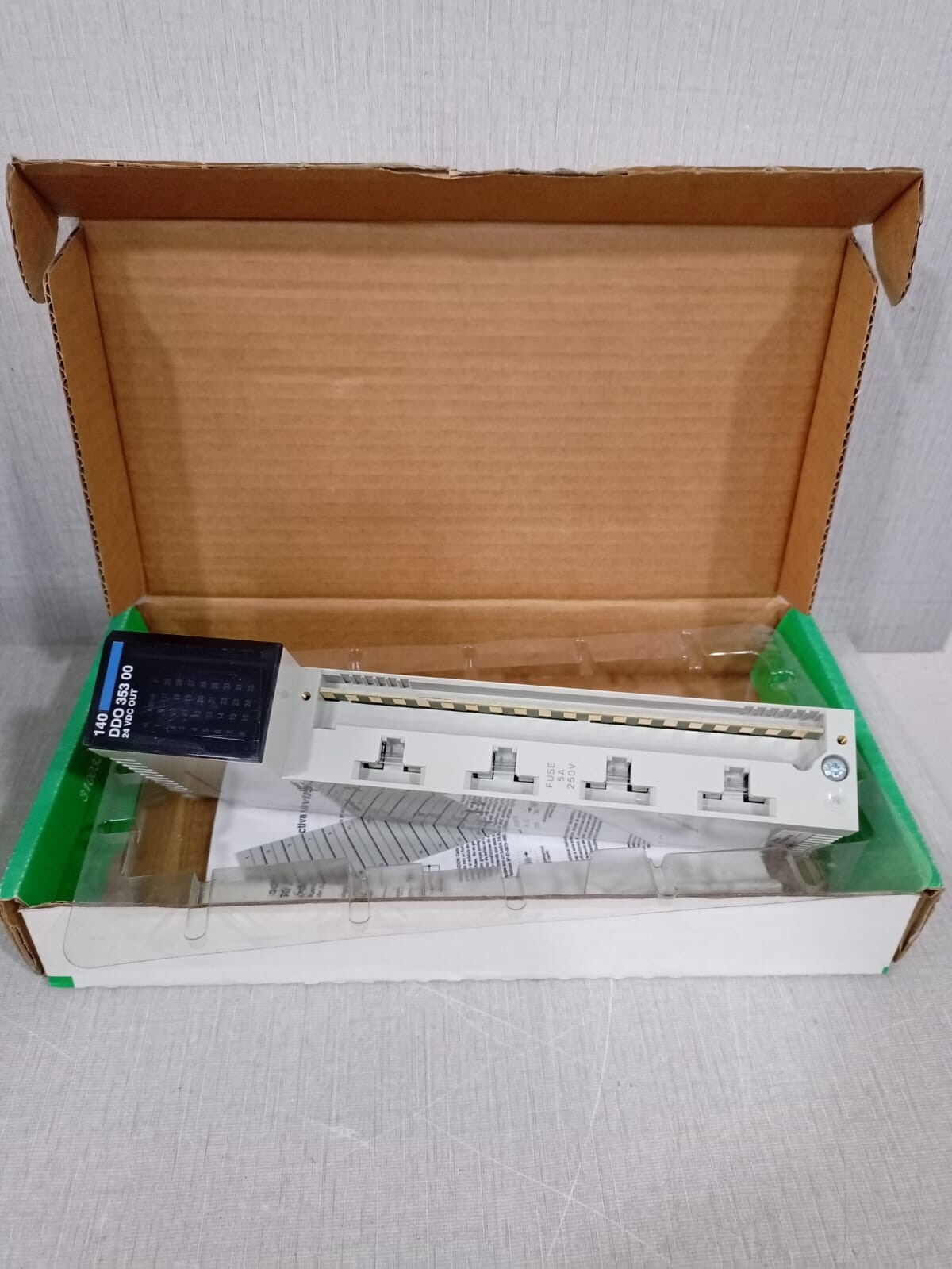 Schneider Electric 140DDO35300 Schneider Electric 140DDO35300 Modicon Module 2