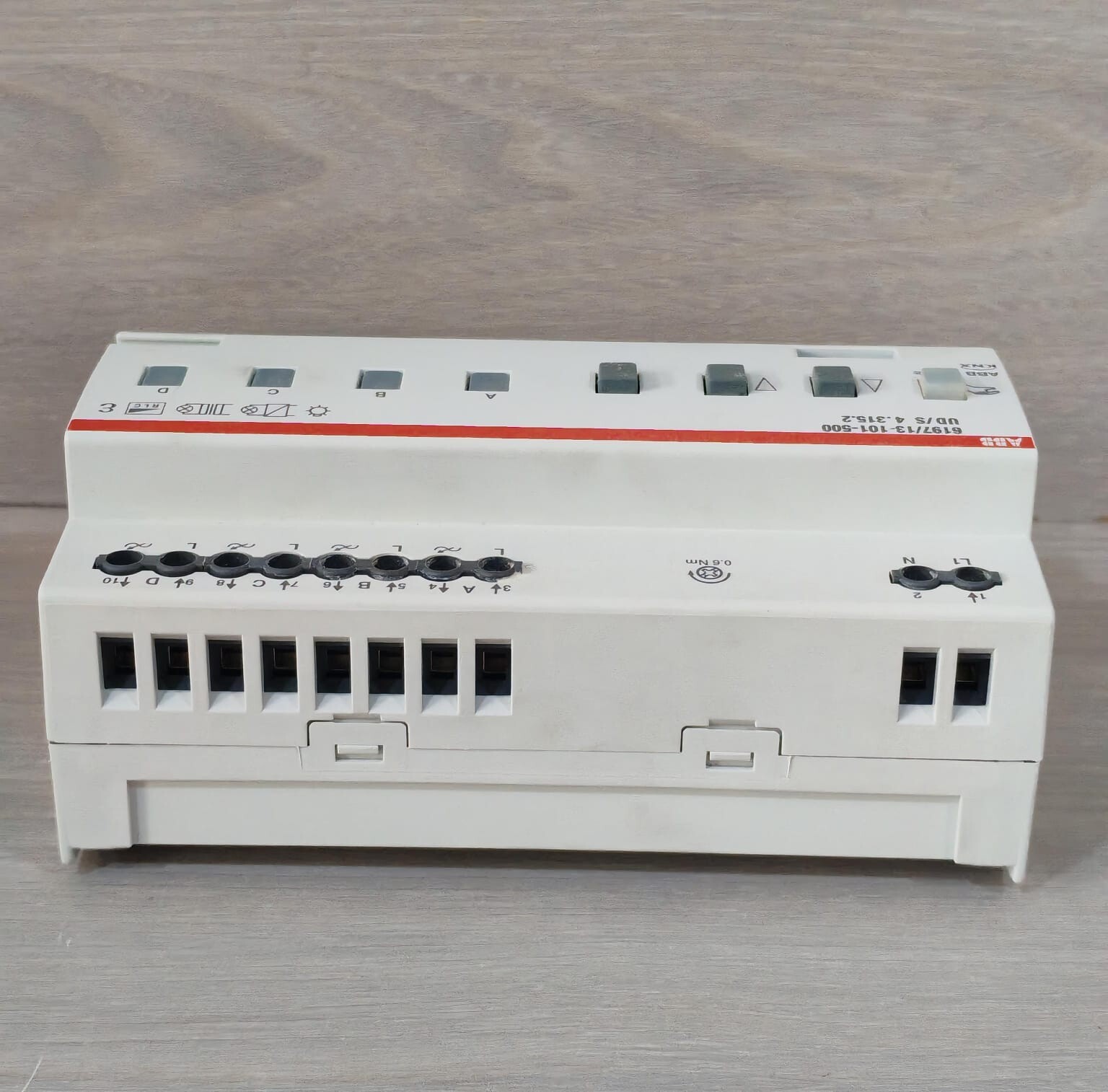 ABB 2CDG 006 197 R0037 ABB 2CDG 006 197 R0037 I Bus KNX 6197/13 101 500 UD/S 4.315.2 Universal Dimmer Actuator 230V 8