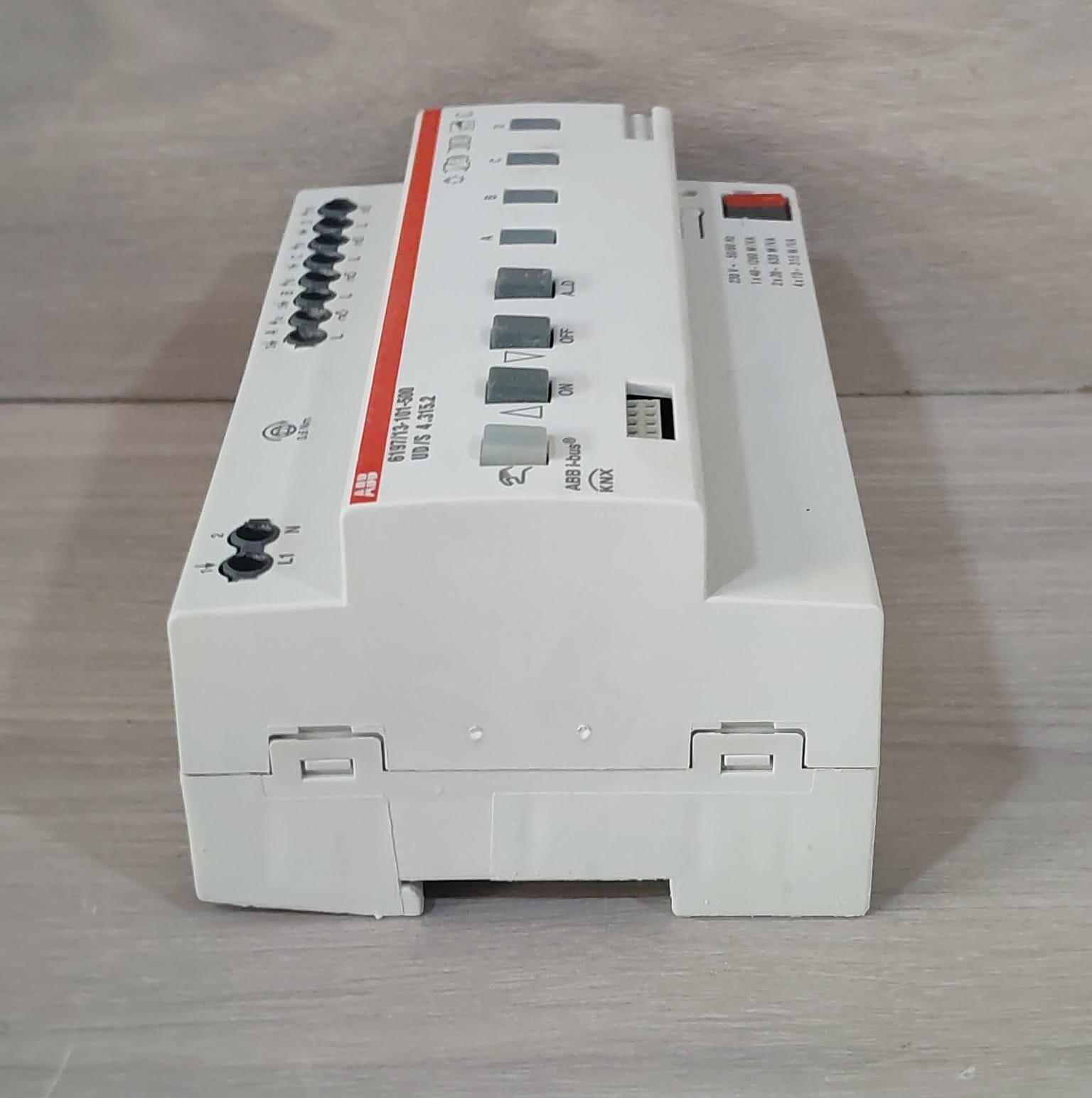 ABB 2CDG 006 197 R0037 ABB 2CDG 006 197 R0037 I Bus KNX 6197/13 101 500 UD/S 4.315.2 Universal Dimmer Actuator 230V 9