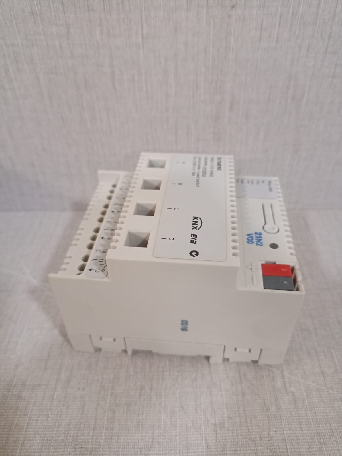 Siemens 5WG1 510-1AB03 SIEMENS 5WG1 510-1AB03 SWITCH KNX Load switch, 4 x AC 230 V, 16 A 5
