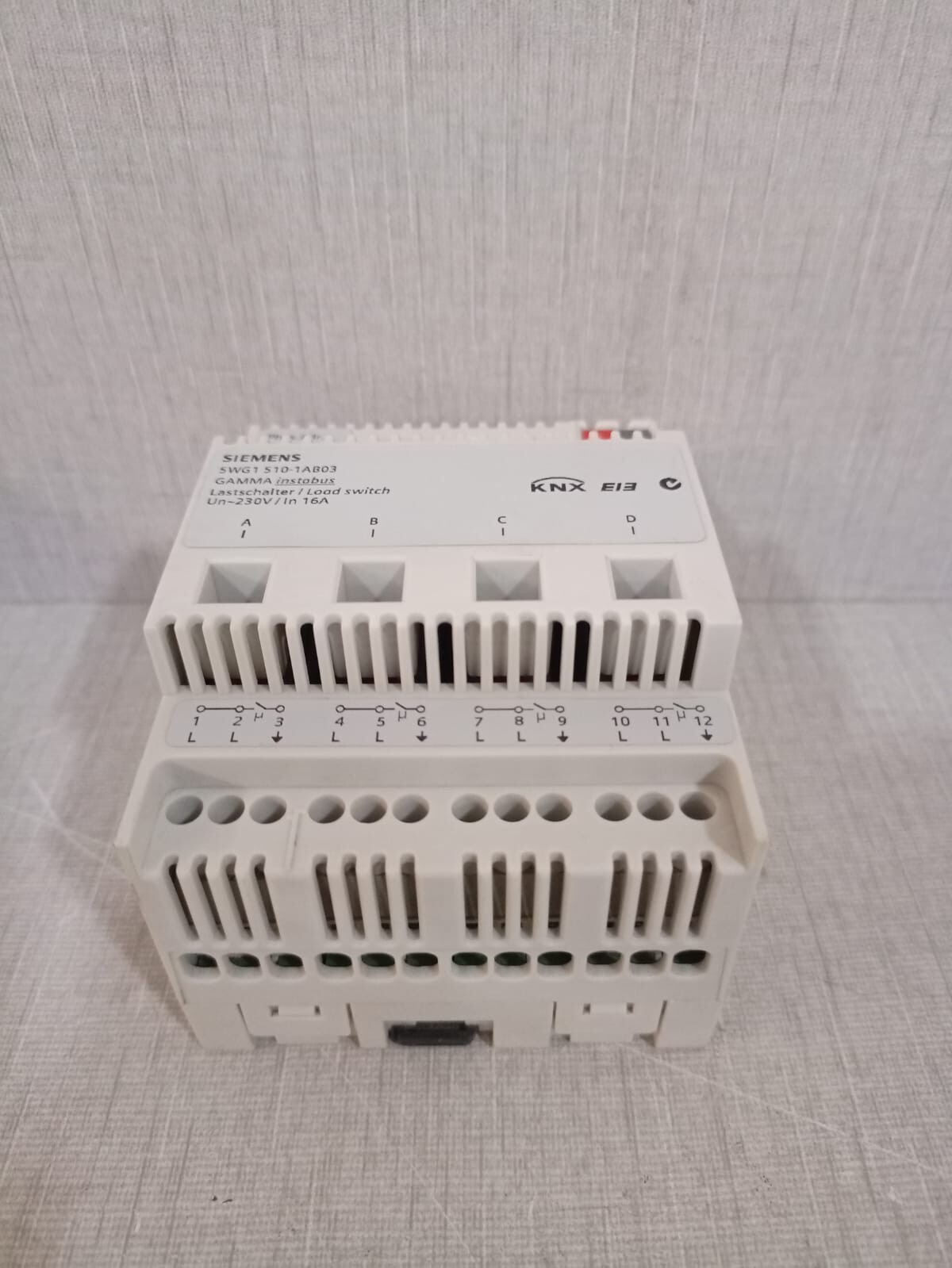 Siemens 5WG1 510-1AB03 SIEMENS 5WG1 510-1AB03 SWITCH KNX Load switch, 4 x AC 230 V, 16 A 6