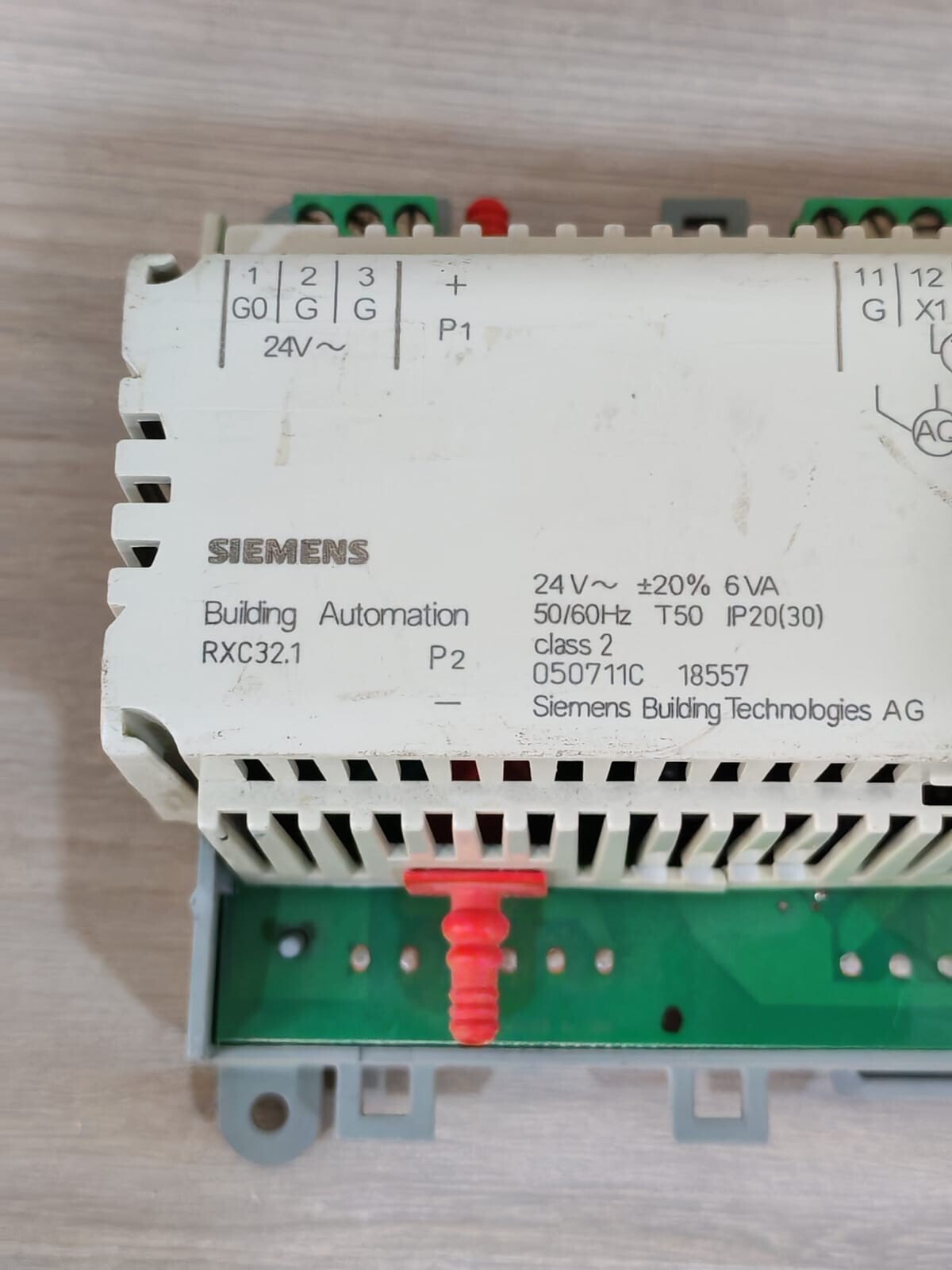 Siemens RXC32.1 SIEMENS RXC32.1 ROOM CONTROLLER - WITH BROKEN FRAME 2