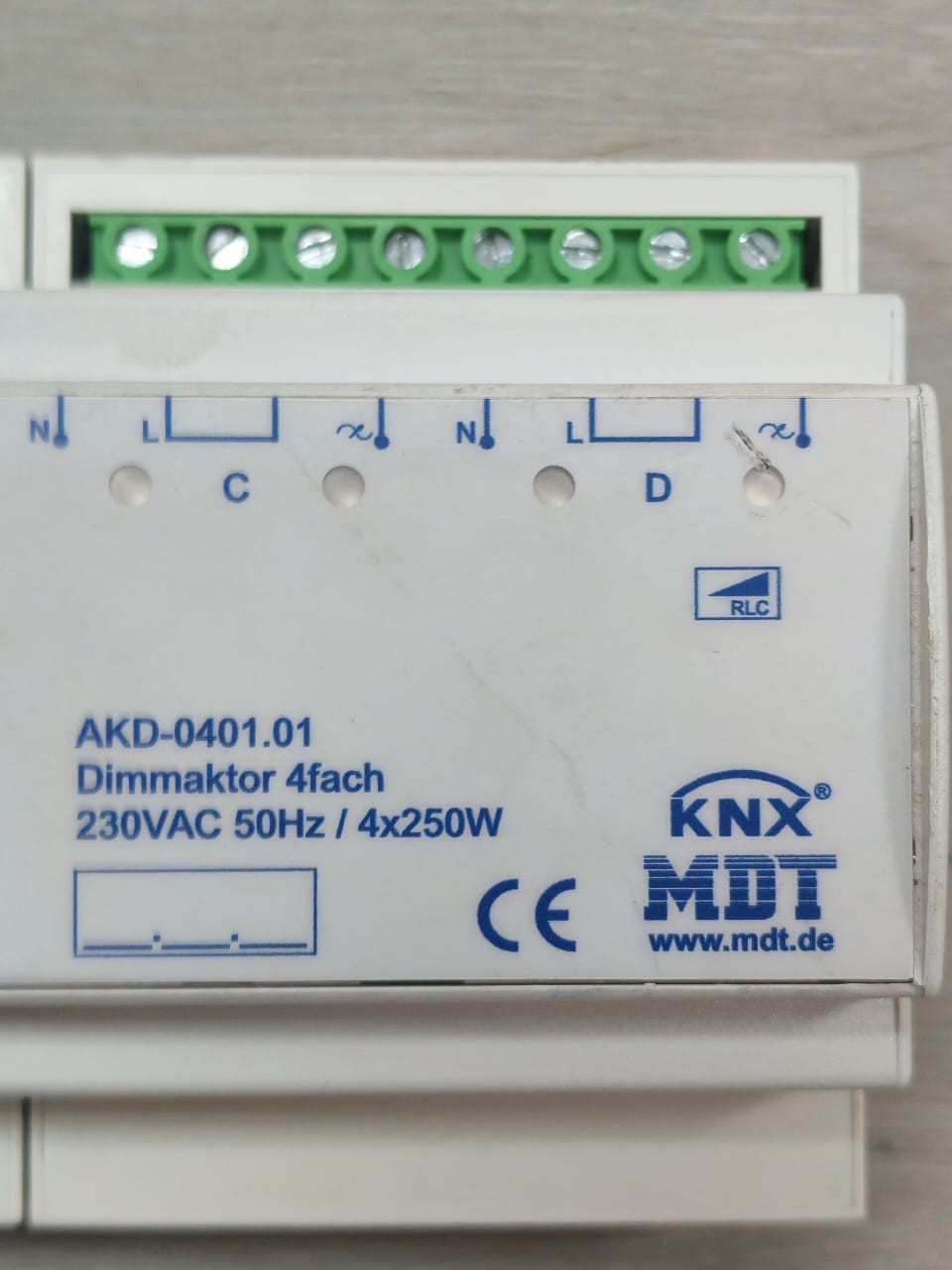 MDT AKD-0401.01 MDT KNX AKD-0401.01 DIMMAKTOR 4FACH 230VAC 50Hz/4X250W 2