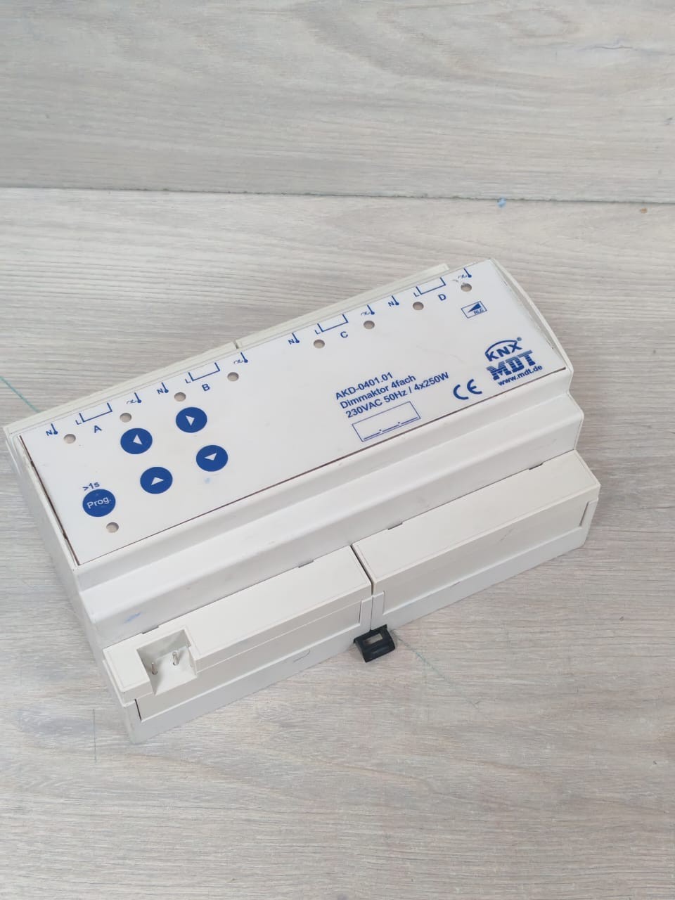 MDT AKD-0401.01 MDT KNX AKD-0401.01 DIMMAKTOR 4FACH 230VAC 50Hz/4X250W 3