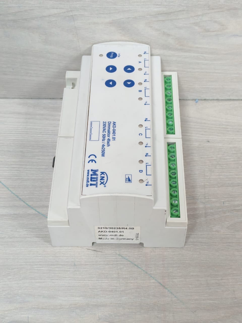 MDT AKD-0401.01 MDT KNX AKD-0401.01 DIMMAKTOR 4FACH 230VAC 50Hz/4X250W 5