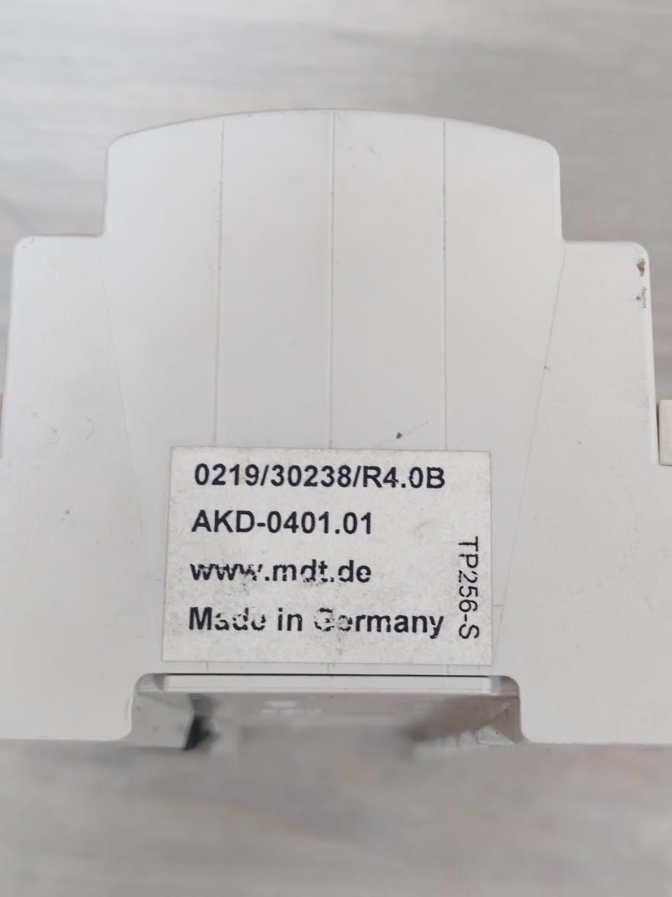 MDT AKD-0401.01 MDT KNX AKD-0401.01 DIMMAKTOR 4FACH 230VAC 50Hz/4X250W 7
