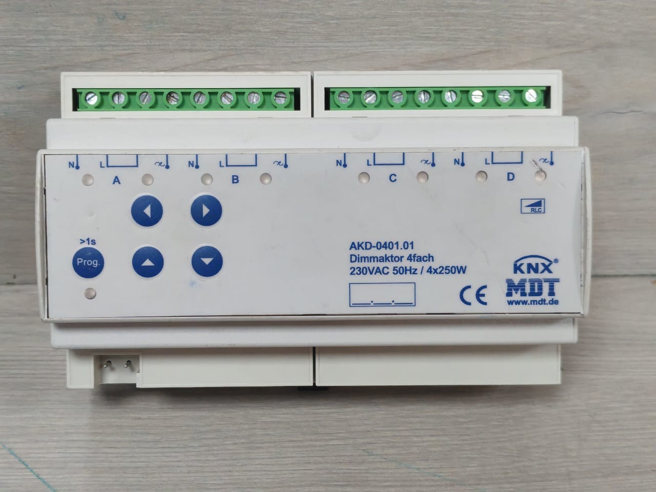 MDT KNX AKD-0401.01 DIMMAKTOR 4FACH 230VAC 50Hz/4X250W