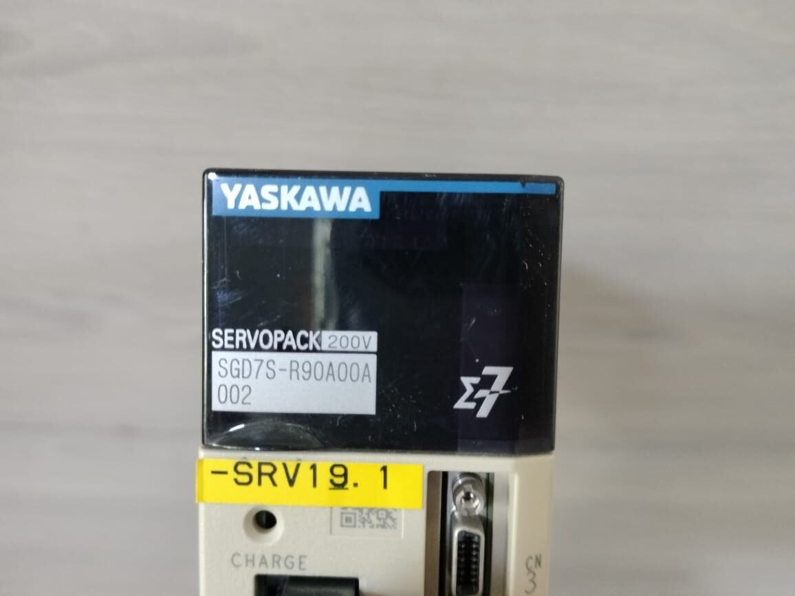 Yaskawa R90A00A002 Yaskawa ServoPack Drive SGD7S-R90A00A002 200V 50-60HZ 2