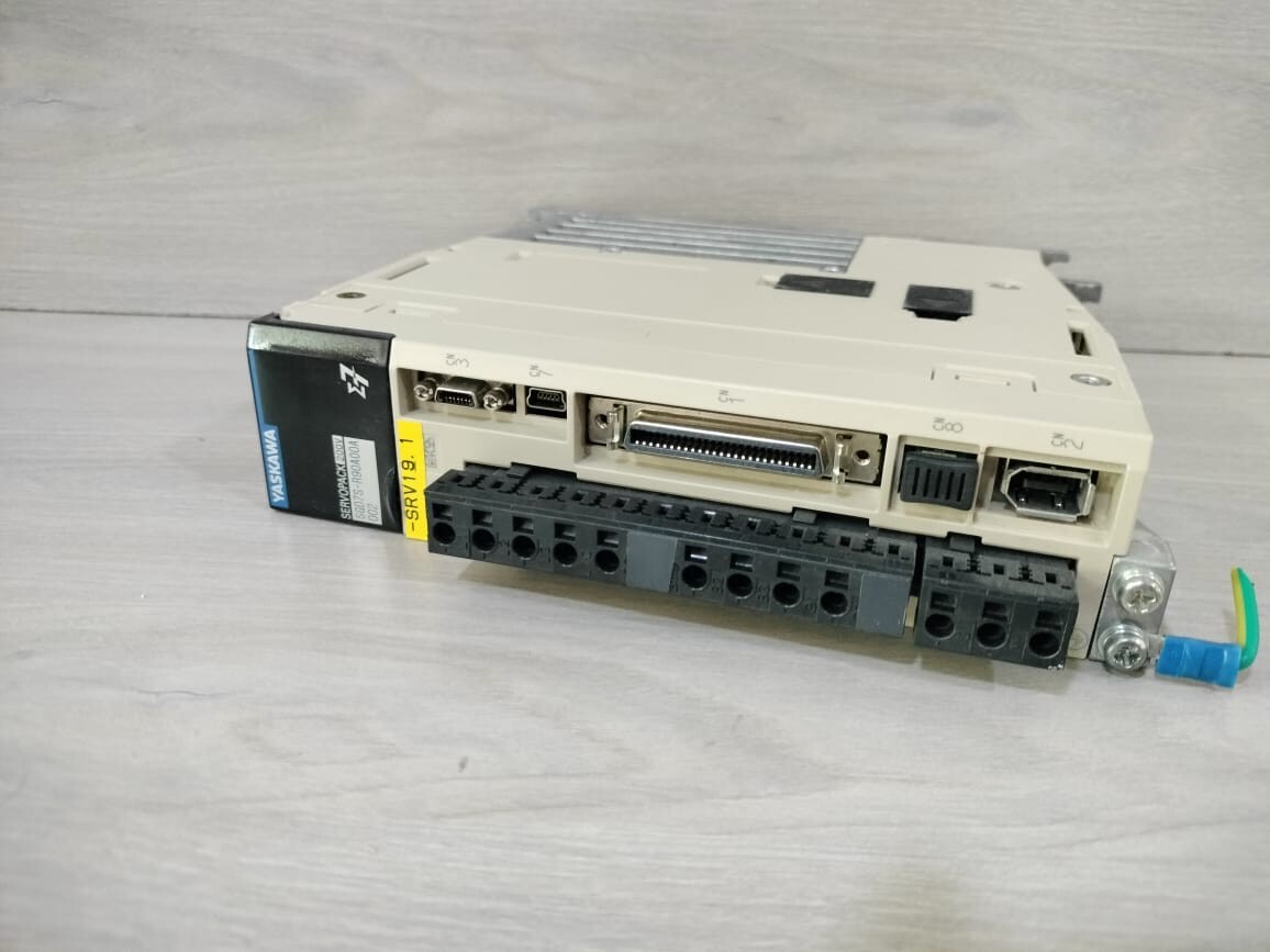 Yaskawa R90A00A002 Yaskawa ServoPack Drive SGD7S-R90A00A002 200V 50-60HZ 3