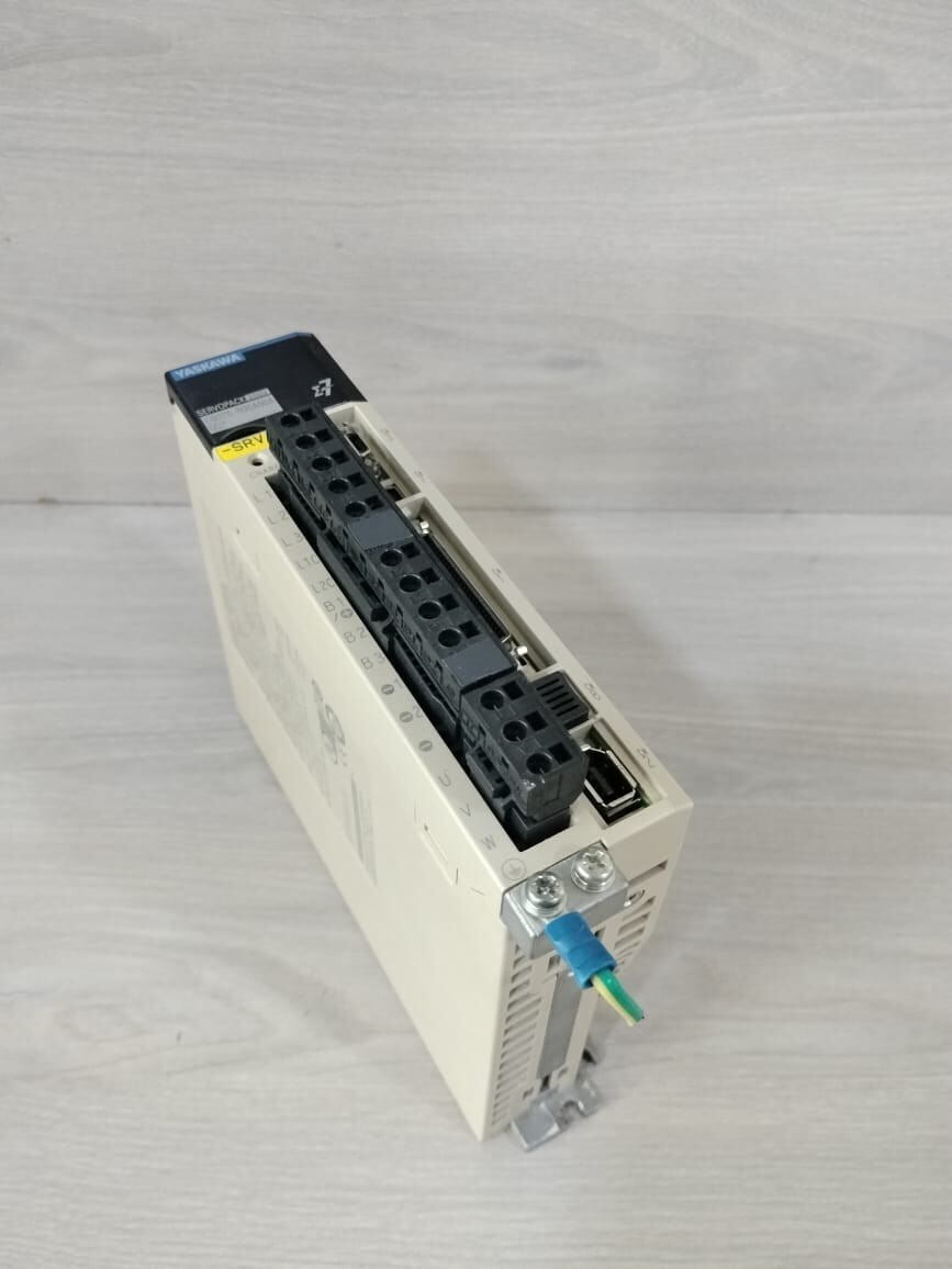 Yaskawa R90A00A002 Yaskawa ServoPack Drive SGD7S-R90A00A002 200V 50-60HZ 4
