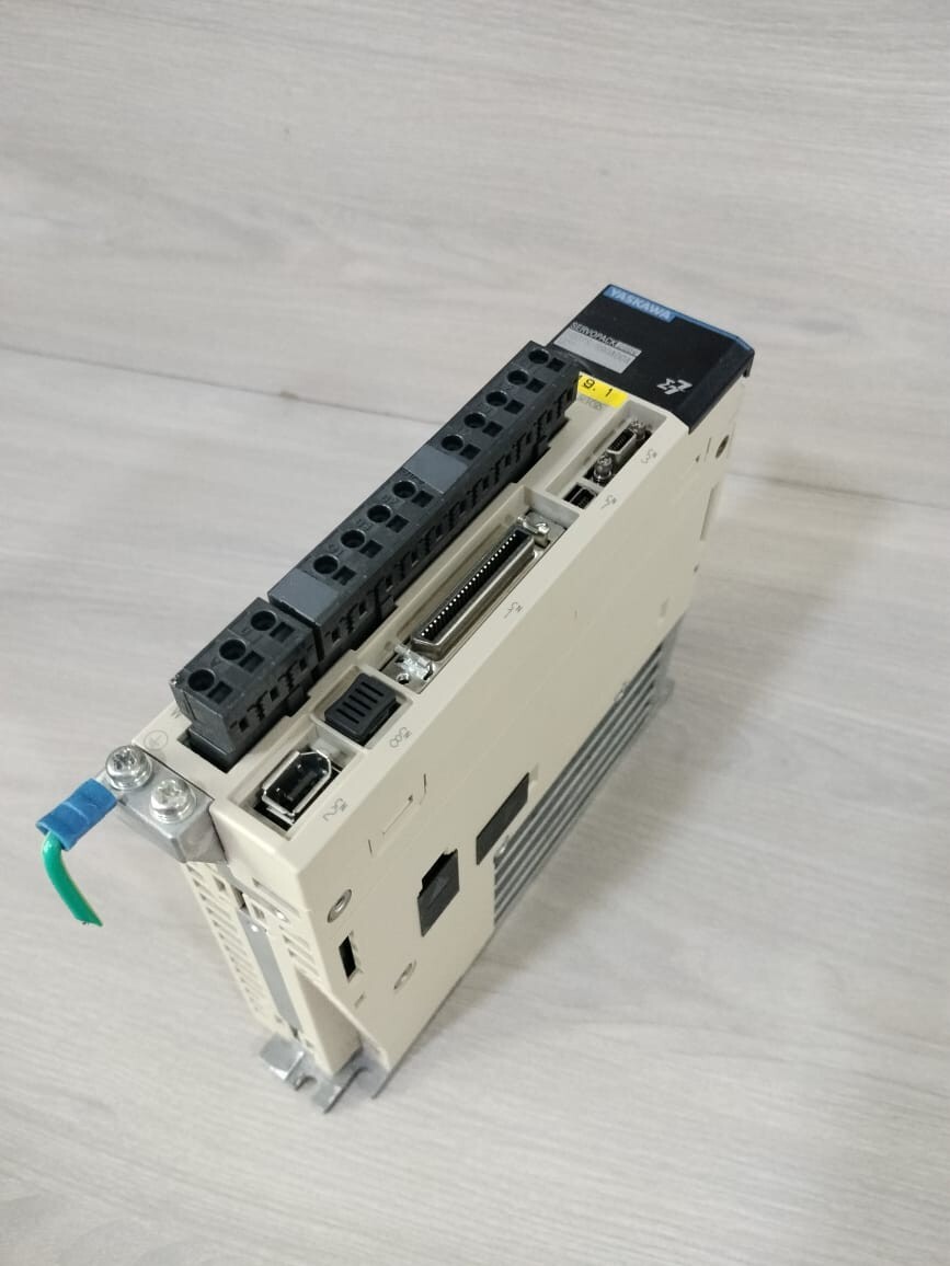 Yaskawa R90A00A002 Yaskawa ServoPack Drive SGD7S-R90A00A002 200V 50-60HZ 5
