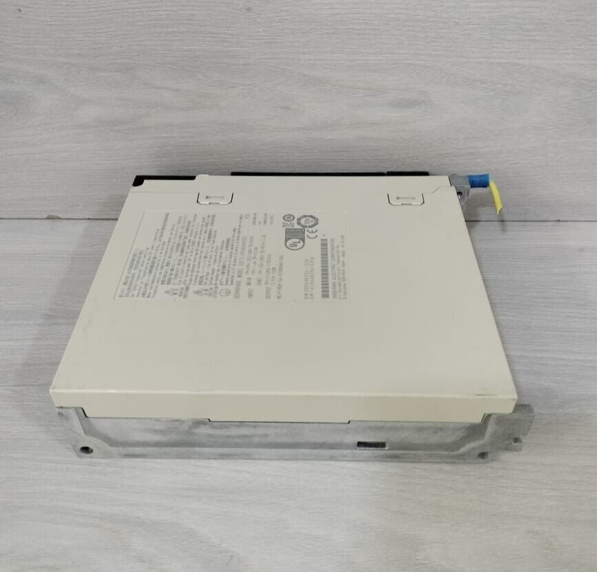 Yaskawa R90A00A002 Yaskawa ServoPack Drive SGD7S-R90A00A002 200V 50-60HZ 8
