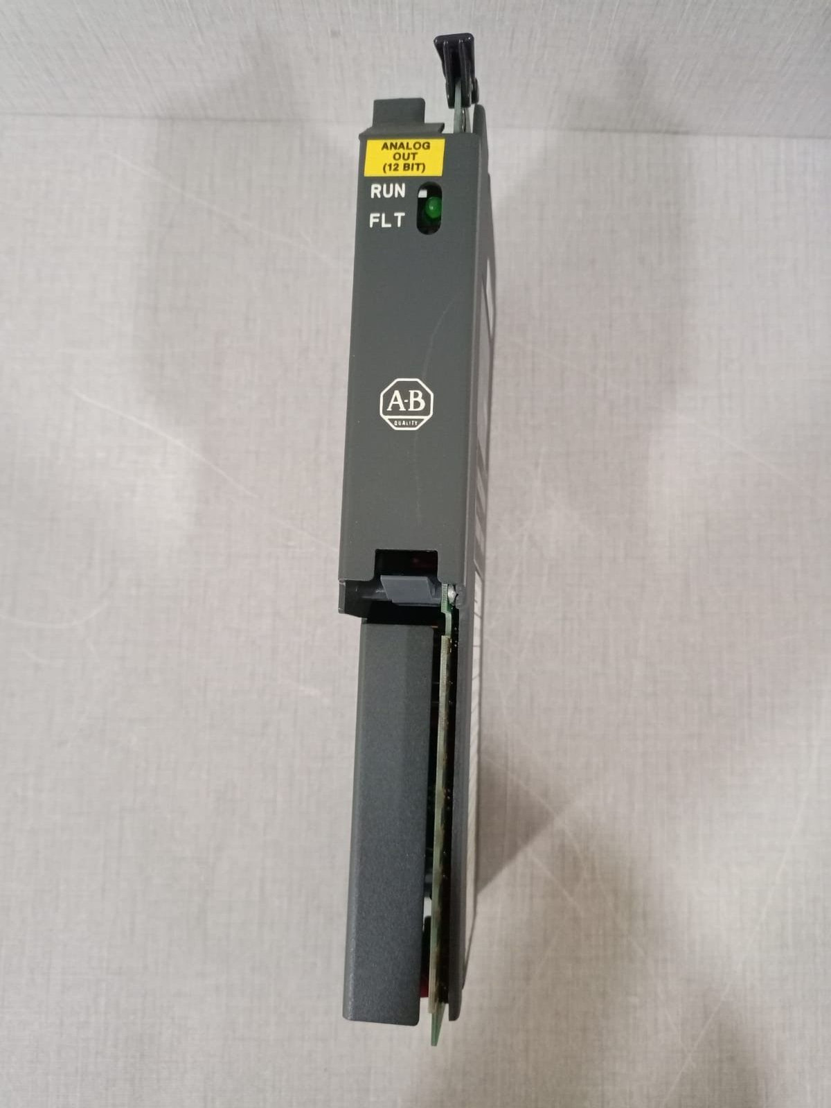 Allen-Bradley 1771-OFE1 Allen Bradley 1771-OFE1 Analog Output Module 12 Bit | F/W Rev B | Ser A 2