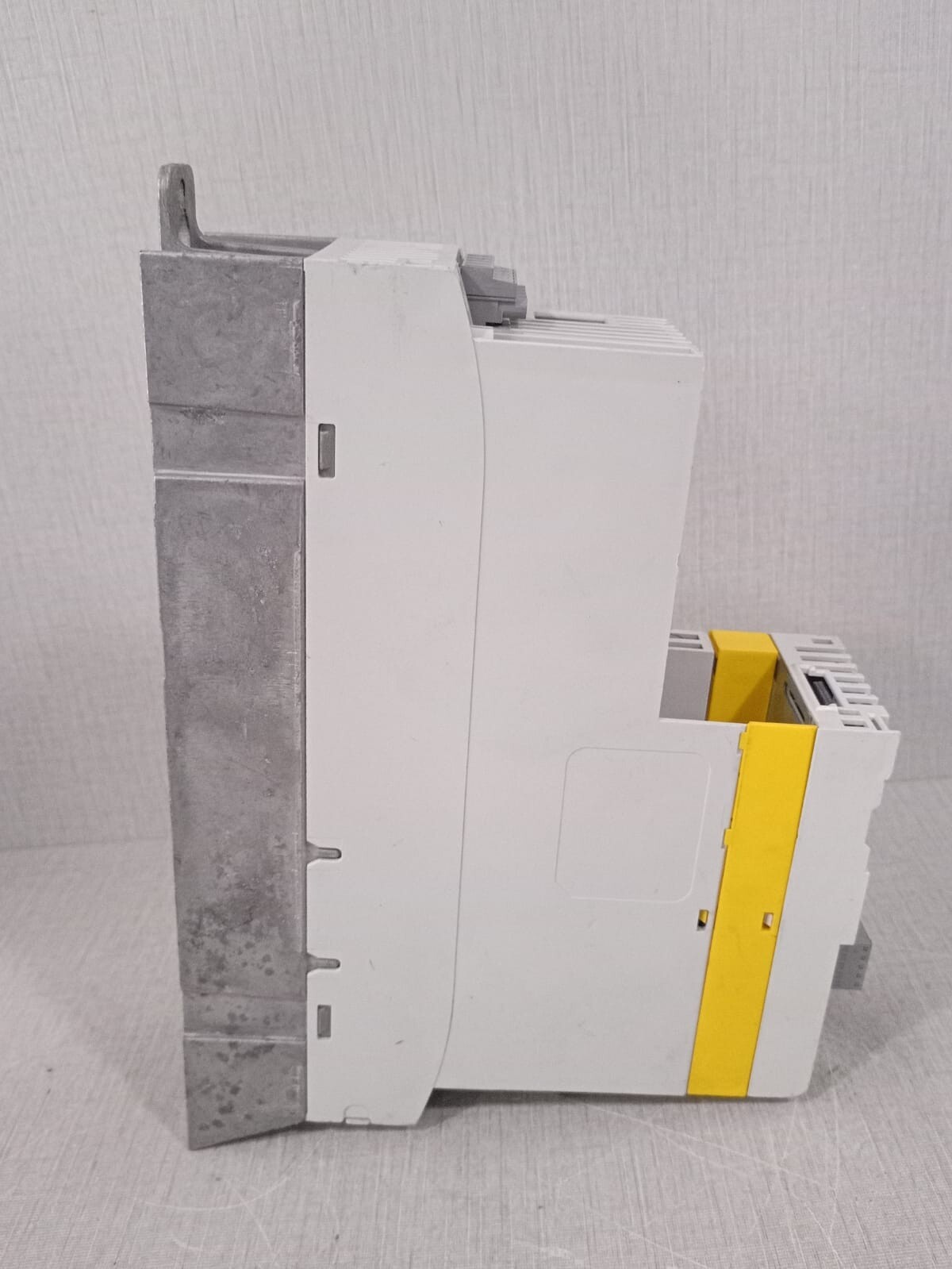LENZE E84AVSCE3024SBS LENZE STATELINE C E84AVSCE3024SBS 3.0 kW SW 13.02 50/60Hz 400/500V 2
