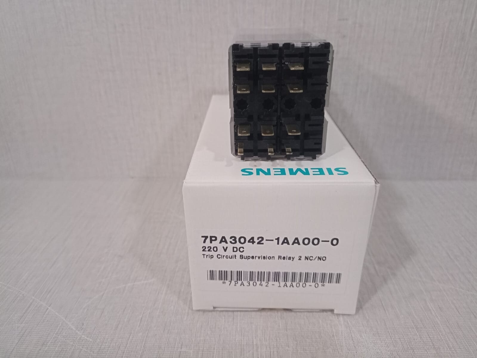 Siemens 7PA3042-1AA00 SIEMENS 7PA3042-1AA00-0 TRIP CIRCUIT SUPERVISION RELAY 2 220 V DC 4