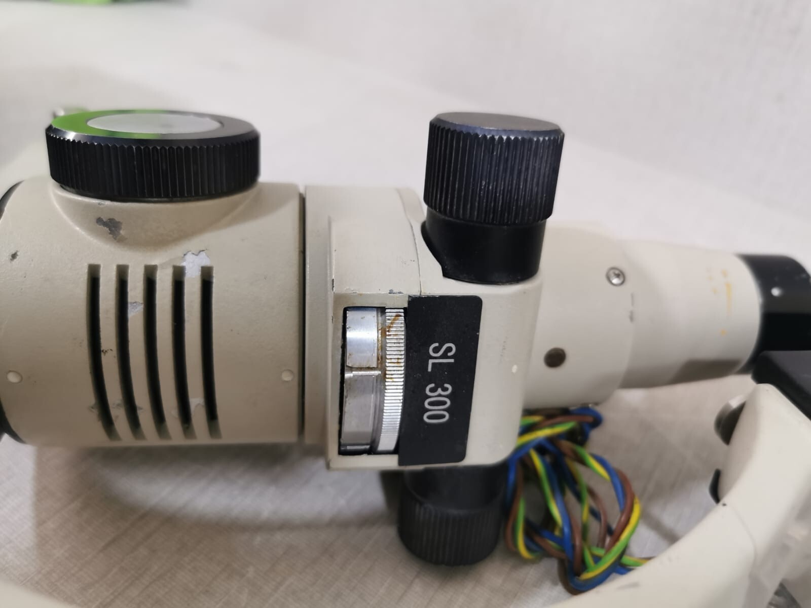 Essilor SL300 Essilor SL300 Slit Lamp Revolutionary Liquid Lens Phoropter 2