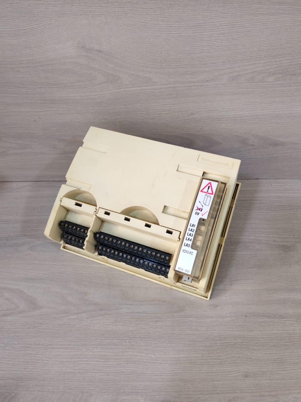 Honeywell XL50 WITH XD50-PC Honeywell XL50 WITH XD50-PC PROGRAMMABLE CONTROLLER 24VAC 50/60Hz 3