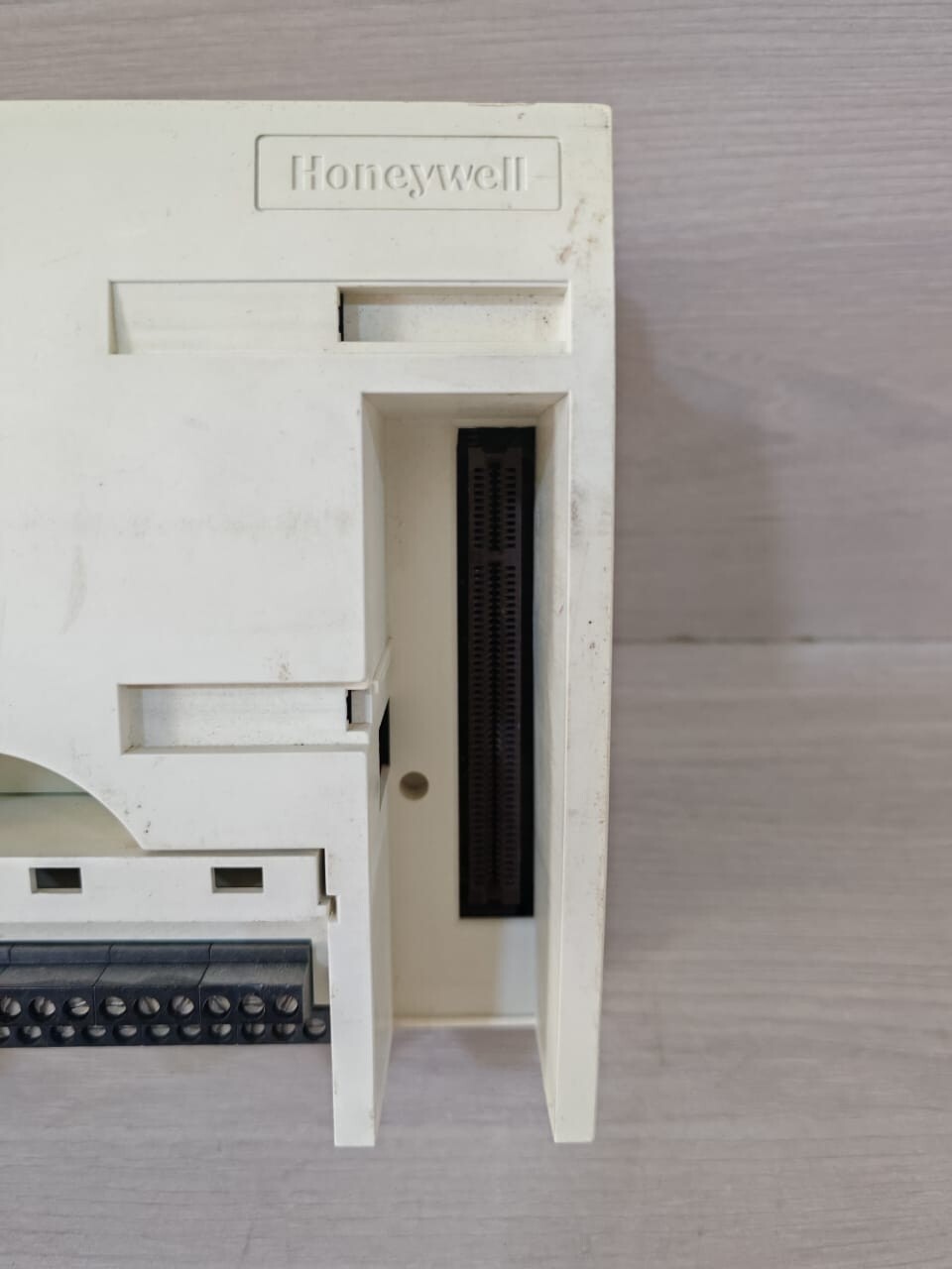 Honeywell XL50 HONEYWELL XL50 PROGRAMMABLE CONTROLLER 24VAC 50/60Hz- W/O CARD 4