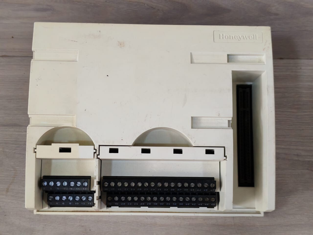 Honeywell XL50 HONEYWELL XL50 PROGRAMMABLE CONTROLLER 24VAC 50/60Hz- W/O CARD 7