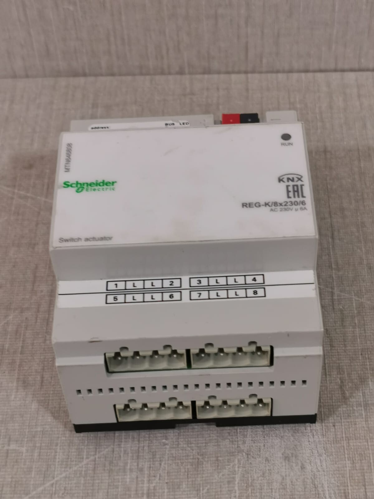 Schneider Electric MTN646808 Schneider Electric MTN646808 KNX REG-K/8x230/6 Switch Actuator 3