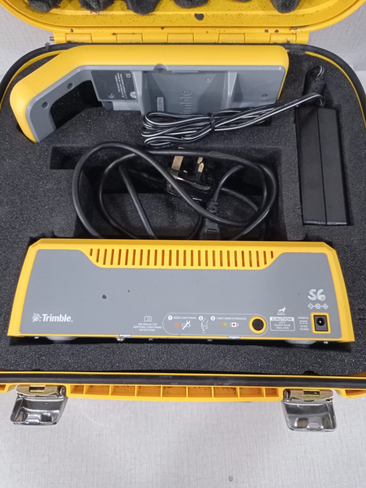 Trimble 58382001 / Multi Battery Adapter 50113-00 / Charger 49499-00 Trimble Power Kit 58382001 / Multi Battery Adapter 50113-00 / Charger 49499-00 3