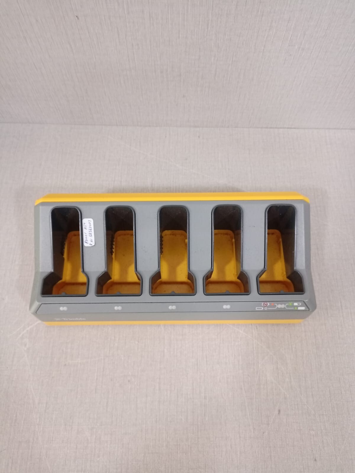 Trimble 58382001 / Multi Battery Adapter 50113-00 / Charger 49499-00 Trimble Power Kit 58382001 / Multi Battery Adapter 50113-00 / Charger 49499-00 5