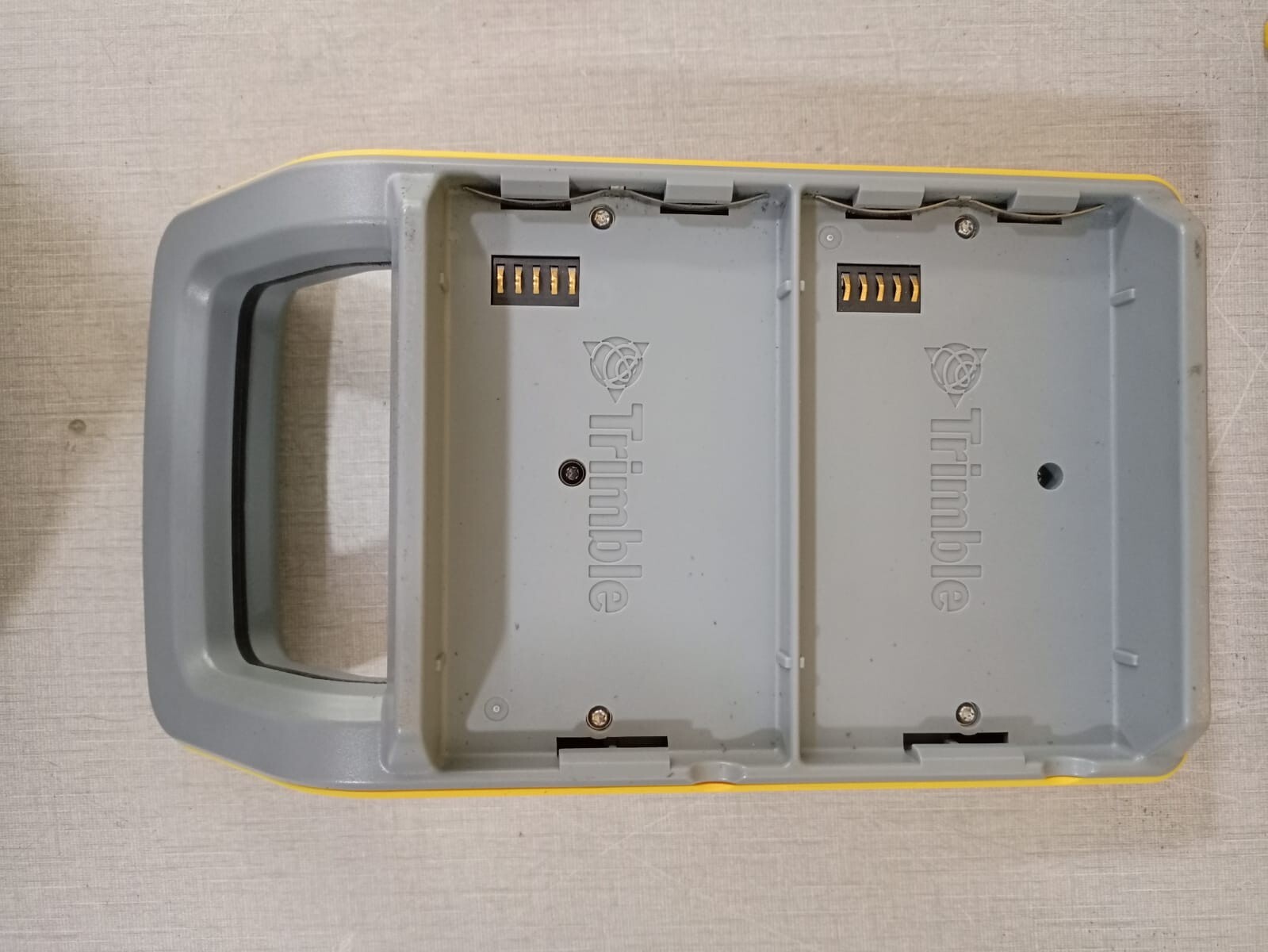 Trimble 58382001 / Multi Battery Adapter 50113-00 / Charger 49499-00 Trimble Power Kit 58382001 / Multi Battery Adapter 50113-00 / Charger 49499-00 10