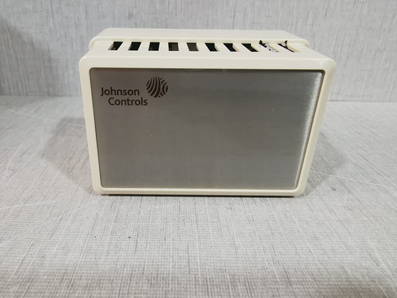 Johnson Controls HE-67P2-0N0BT Johnson Controls HE-67P2-0N0BT Wall Mount Humidity Sensor 4