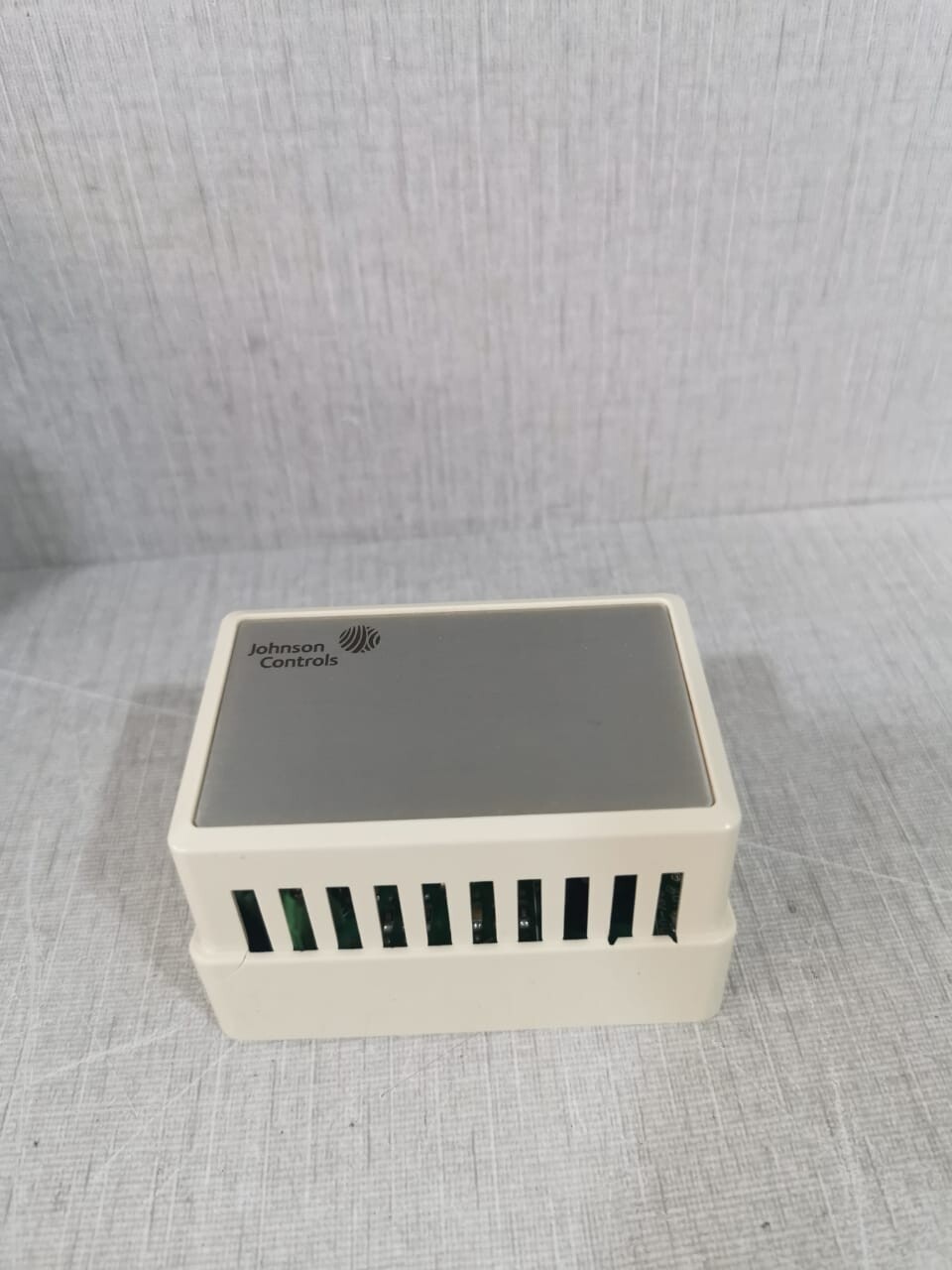 Johnson Controls HE-67P2-0N0BT Johnson Controls HE-67P2-0N0BT Wall Mount Humidity Sensor 5
