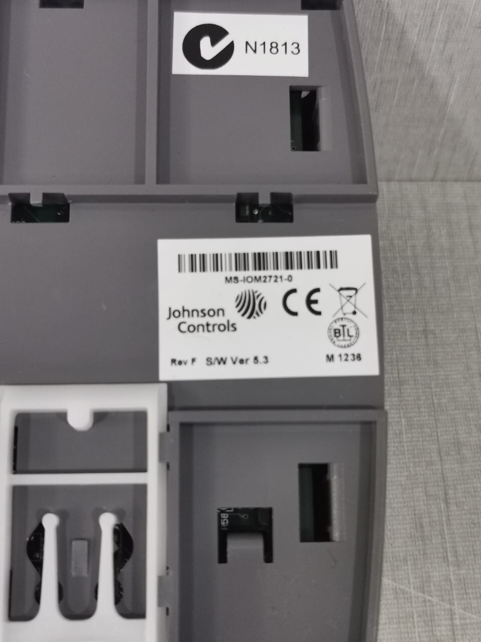 Johnson Controls IOM2721 Rev F Ver 5.3 Johnson Controls MS-IOM2721-0 Input-Output Module / IOM2721 Rev F Ver 5.3 7