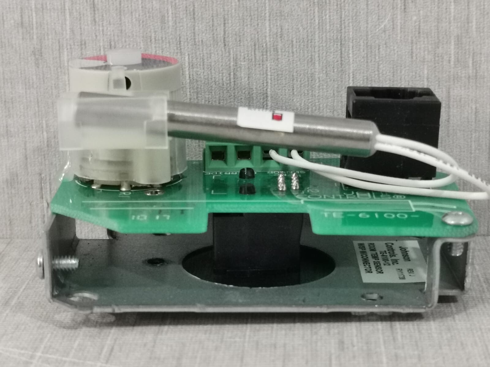 Johnson Controls TE-6100-12 Johnson Controls TE-6100-12 Room Temperature Sensor with Connector 5