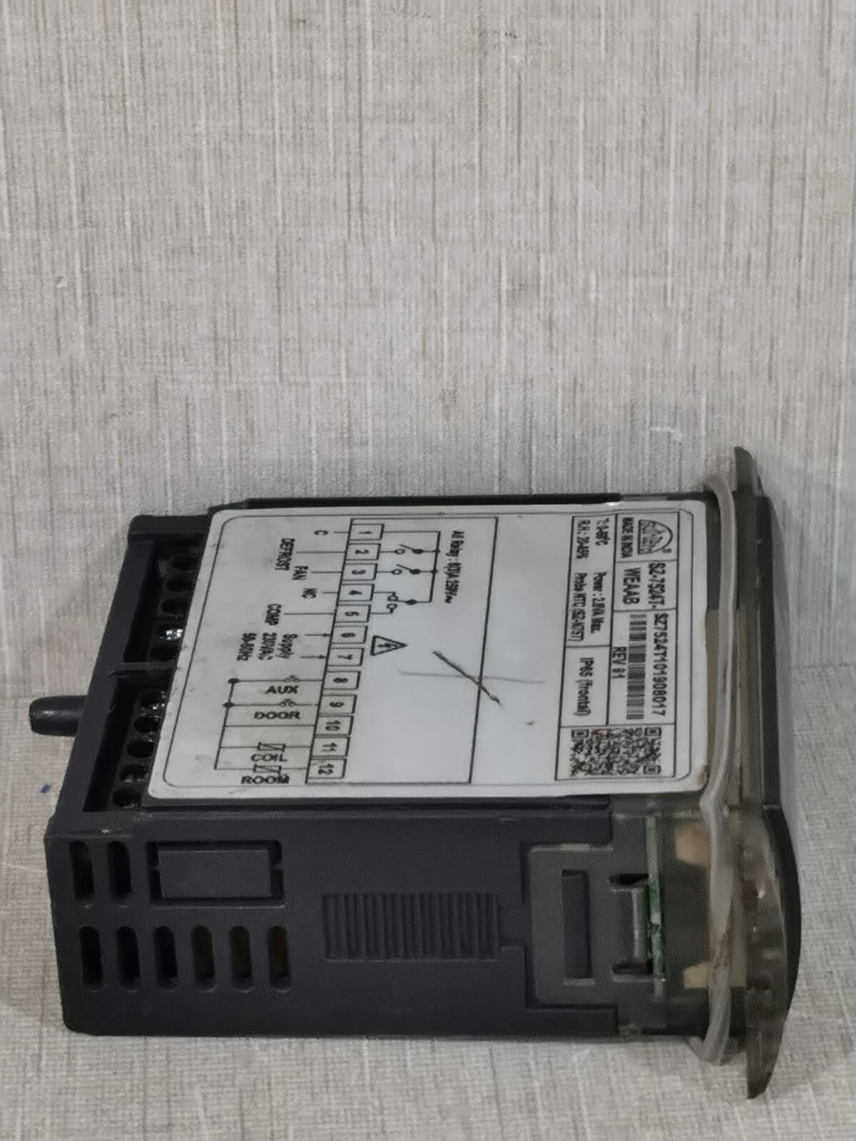 Unbranded SZ-7524T-WEAAB SZ-7524T-WEAAB REV 01 DIGITAL CONTROLLER 250VAC 4
