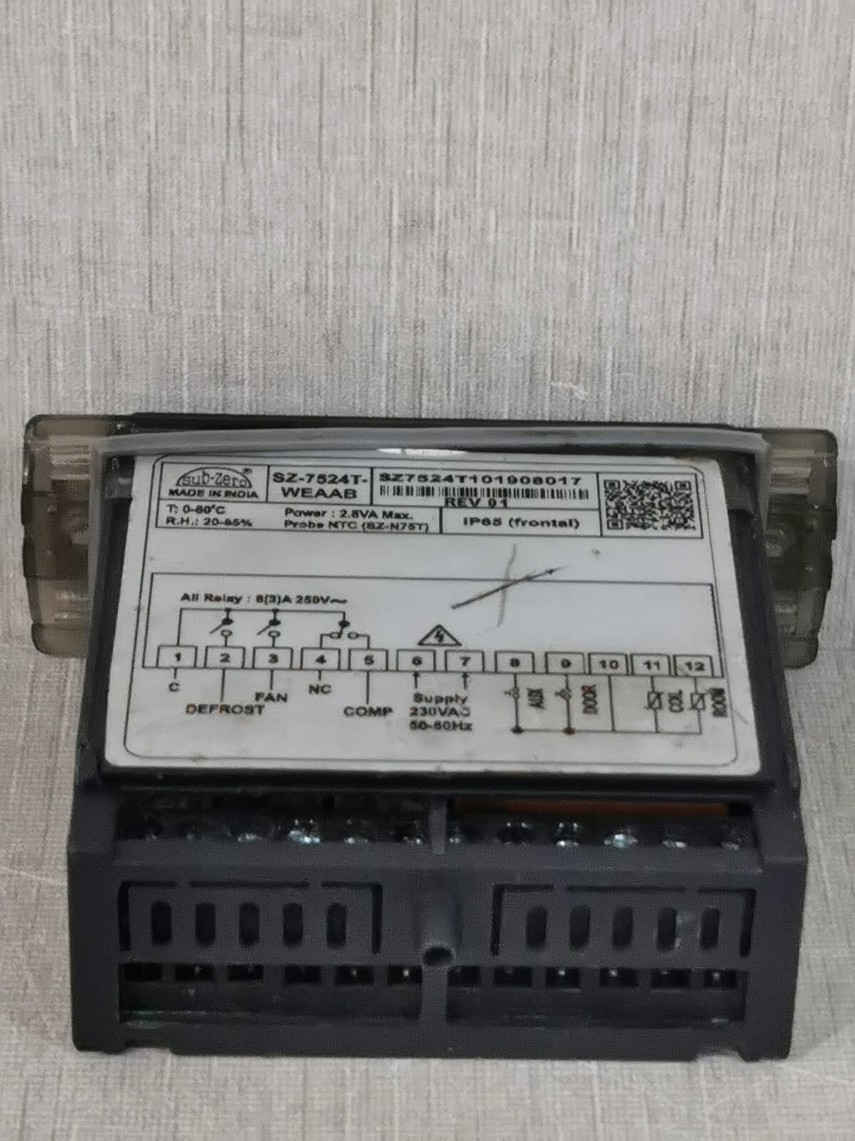 Unbranded SZ-7524T-WEAAB SZ-7524T-WEAAB REV 01 DIGITAL CONTROLLER 250VAC 5